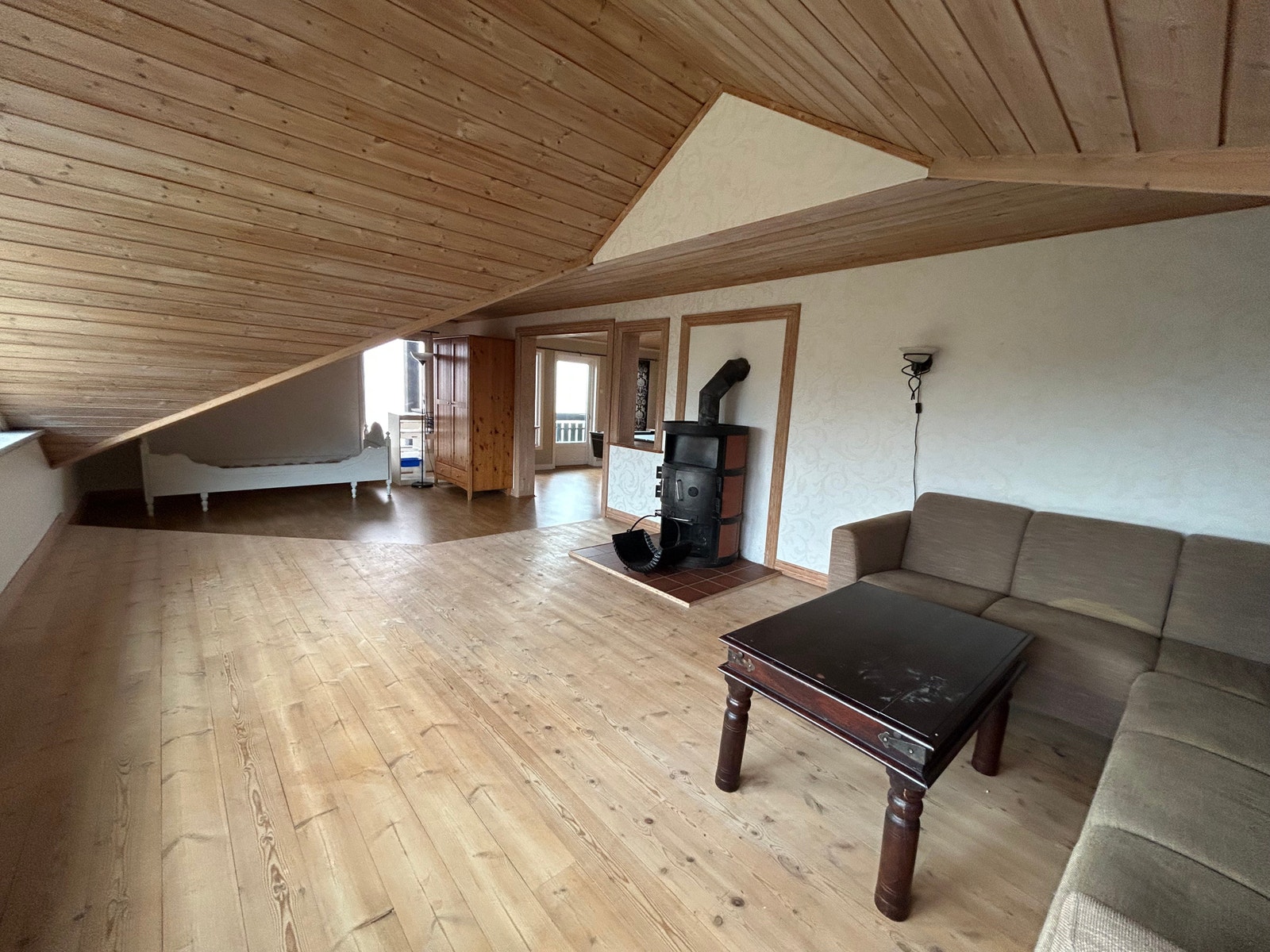 Resten av loftstuen. Her følger møblementet med (sofa, bord etc) Galleribilde