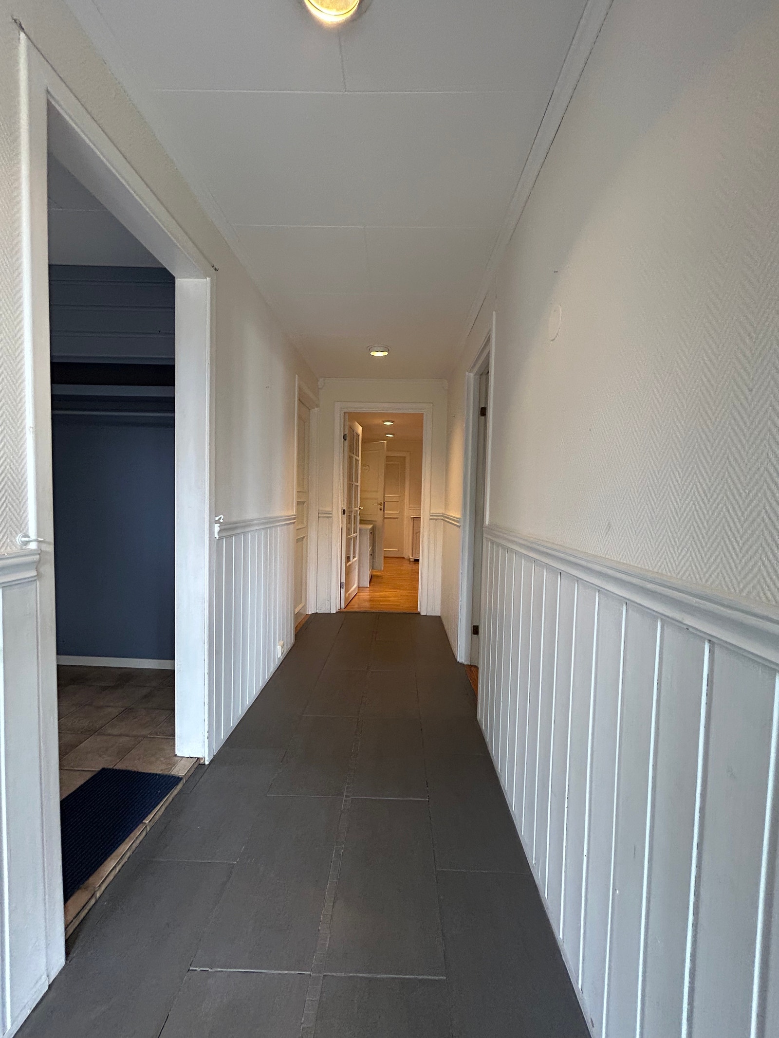 Inngangsparti. Garderoben er inne til venstre, til høyre kommer du inn til grovkjøkken/vaskerom med stor matbod. Det er også dør inn til kjøkkenet i det rommet. Galleribilde