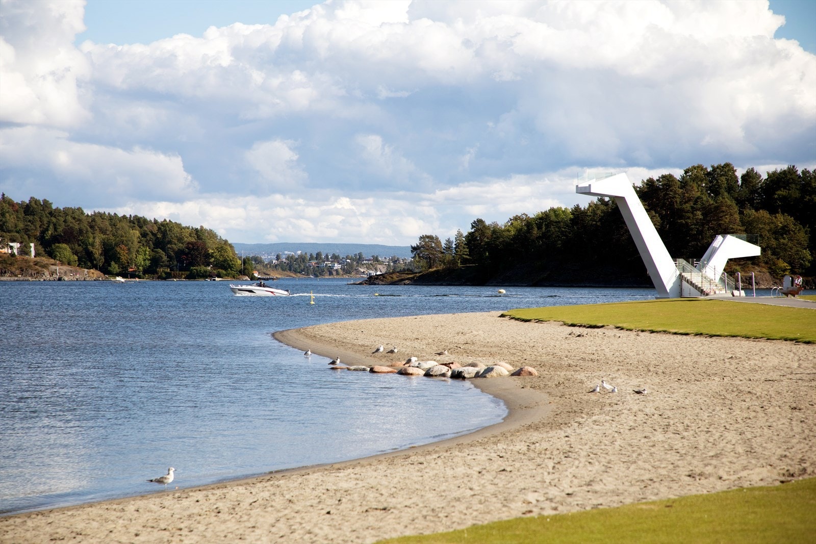 Kadettangen med badestrand, gressetter og stupetårn. Galleribilde