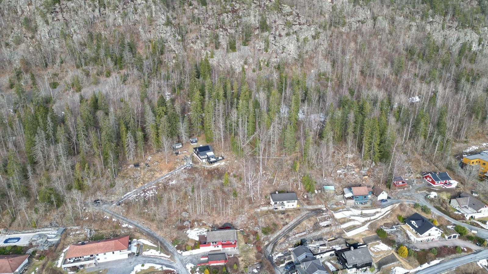 Tomt på ca. 4000 kvadratmeter, flott plassert i et rolig og veletablert boligområde. Galleribilde