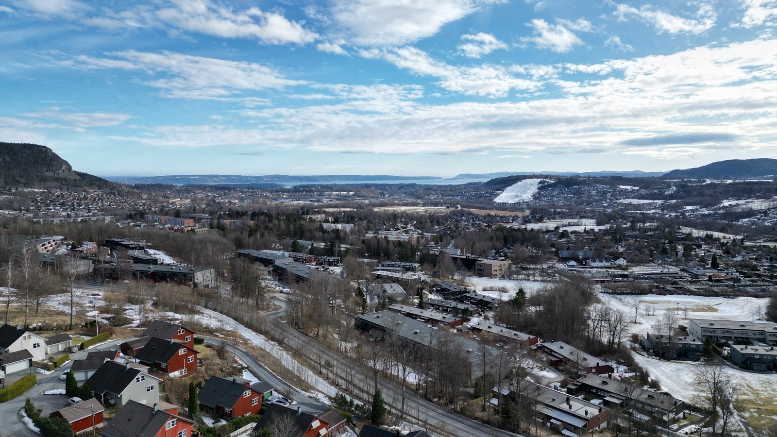 Enkel tilgang til fasiliteter, offentlig kommunikasjon, skoler, barnehager og naturen. Galleribilde