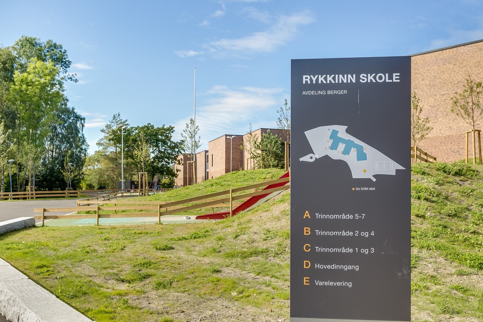 Rykkinn barneskole, ca. 15 minutters gange fra boligen. Galleribilde