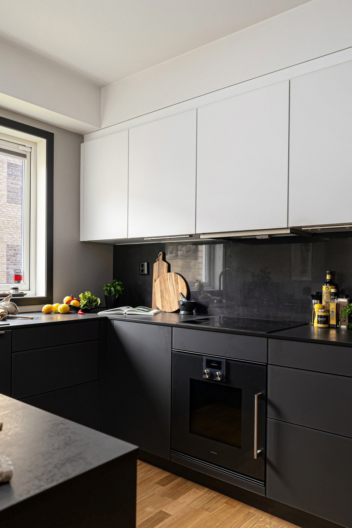 Godt med palss til kjølevarer i kjøle-skuffer som bidrar til en luftig og åpen løsning Galleribilde