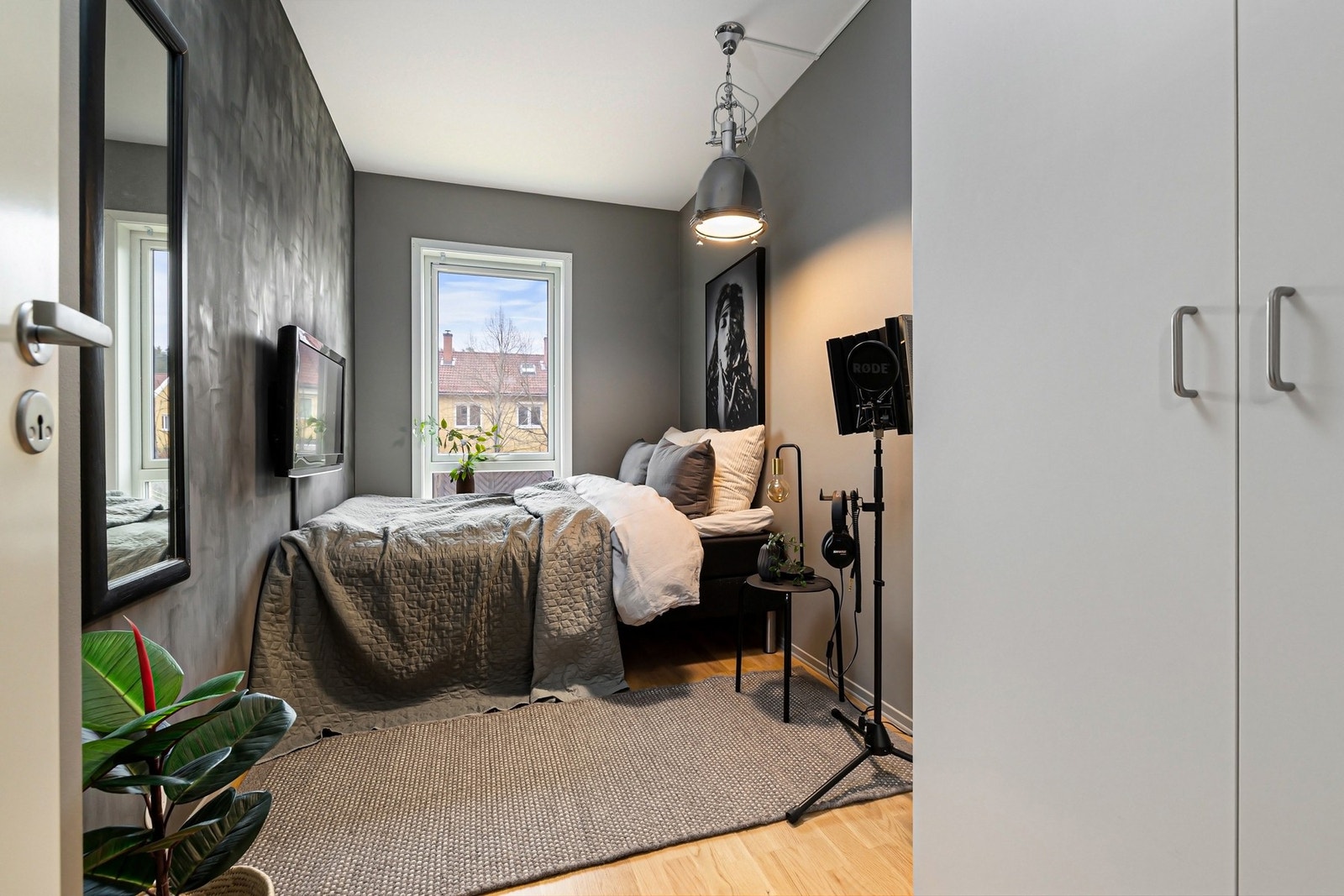 Soverom II også med lagrinsplass i garderobeskap Galleribilde