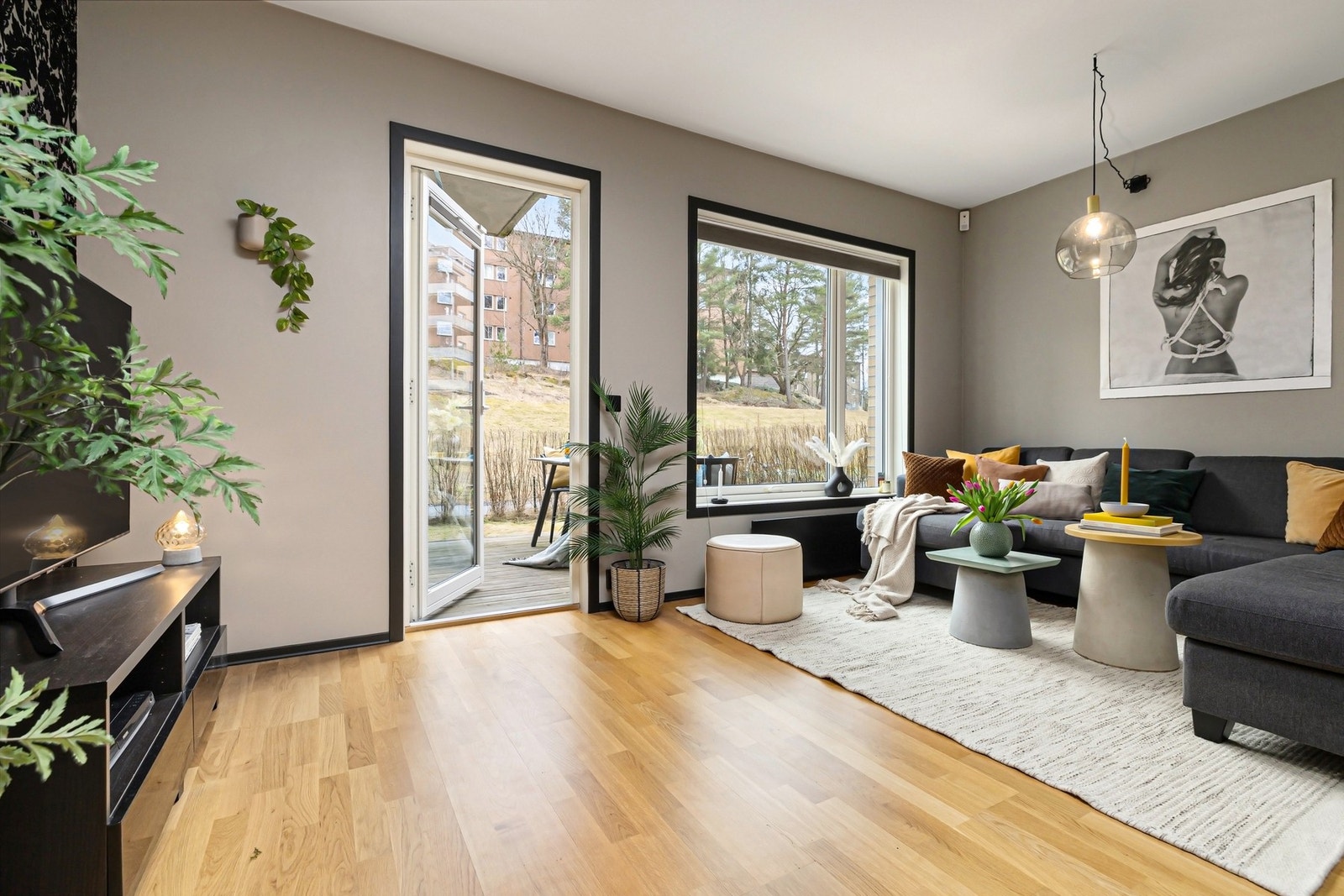 Stuen er lys og luftig med store vindusflater Galleribilde