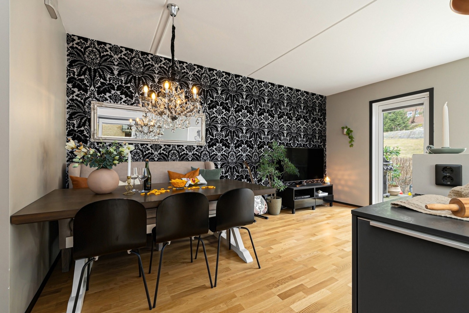 Spiseplassen finner sin naturlige plass i forkant av kjøkkenet Galleribilde