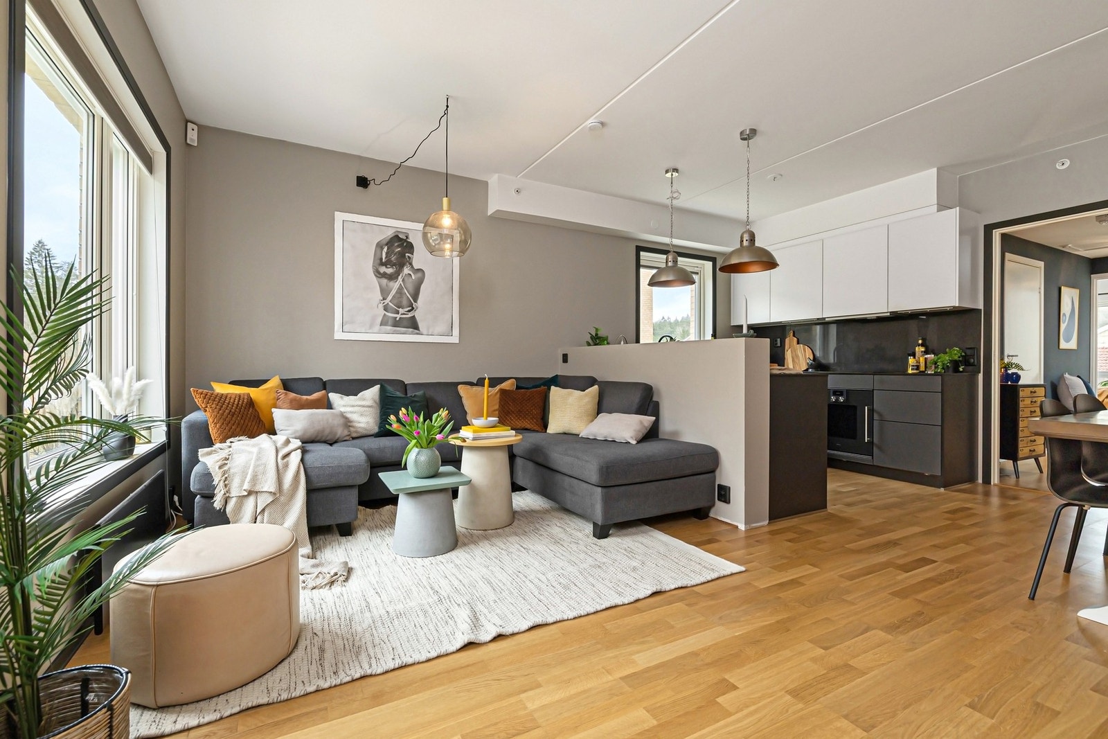 Moderne og åpen stue-/og kjøkkenløsning Galleribilde