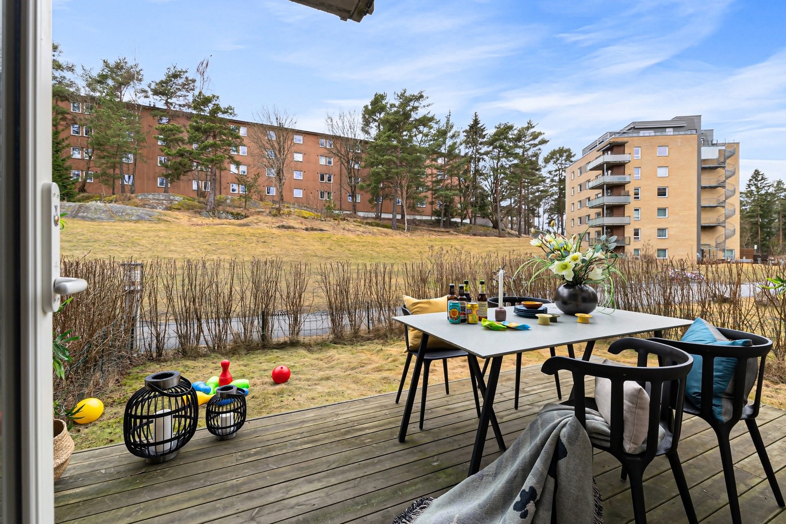 Stor og luftig uteplass, fint skjermet på hjørnet! Galleribilde