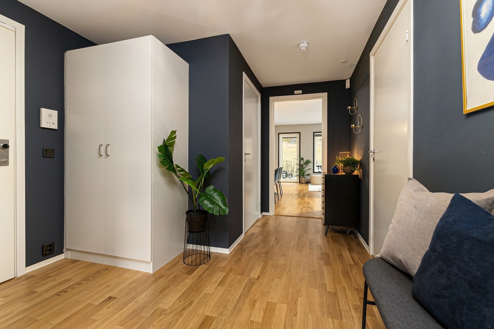 Praktisk garderobeskap i gang Galleribilde