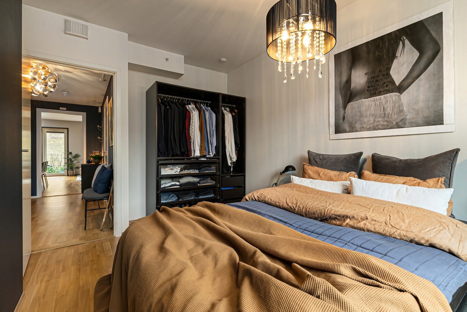 Stort og luftig hovedsoverom med smart garderobeløsning Galleribilde