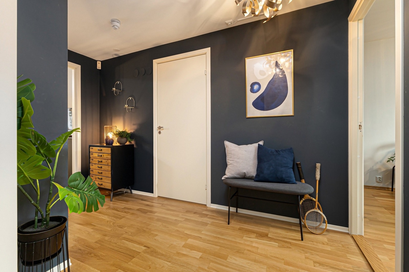 Luftig entrè/gang malt i en moderne og stilfull farge Galleribilde