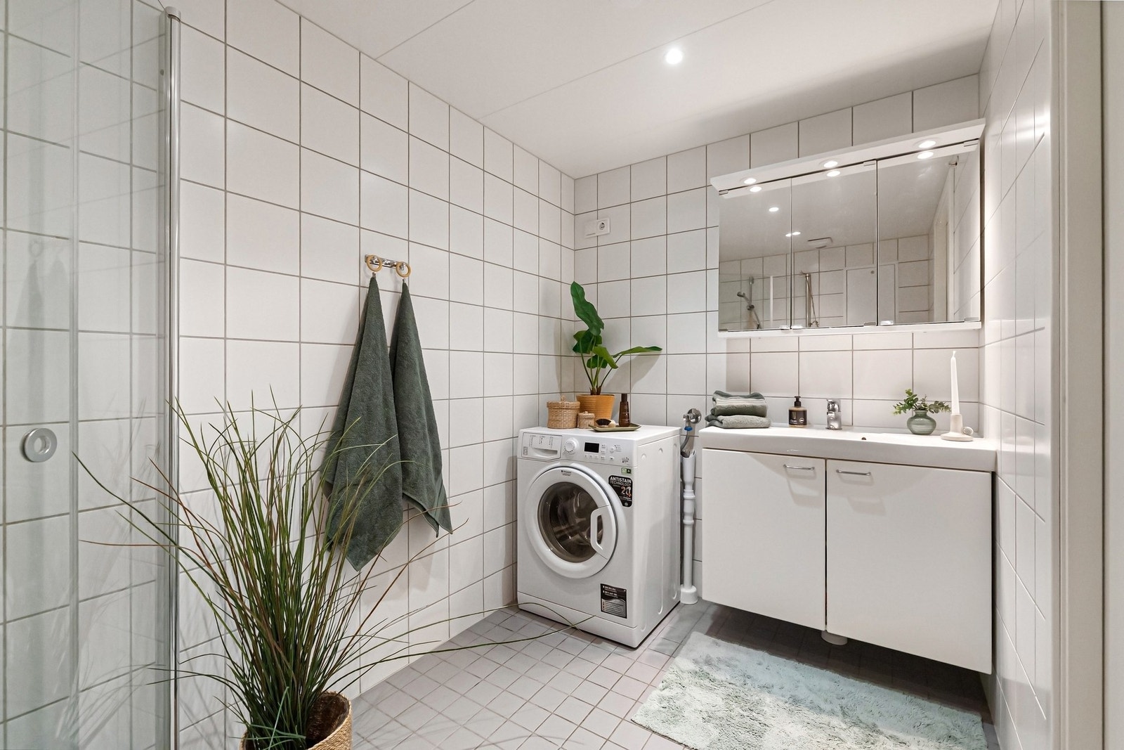 Godt med plass til toalettartikler Galleribilde