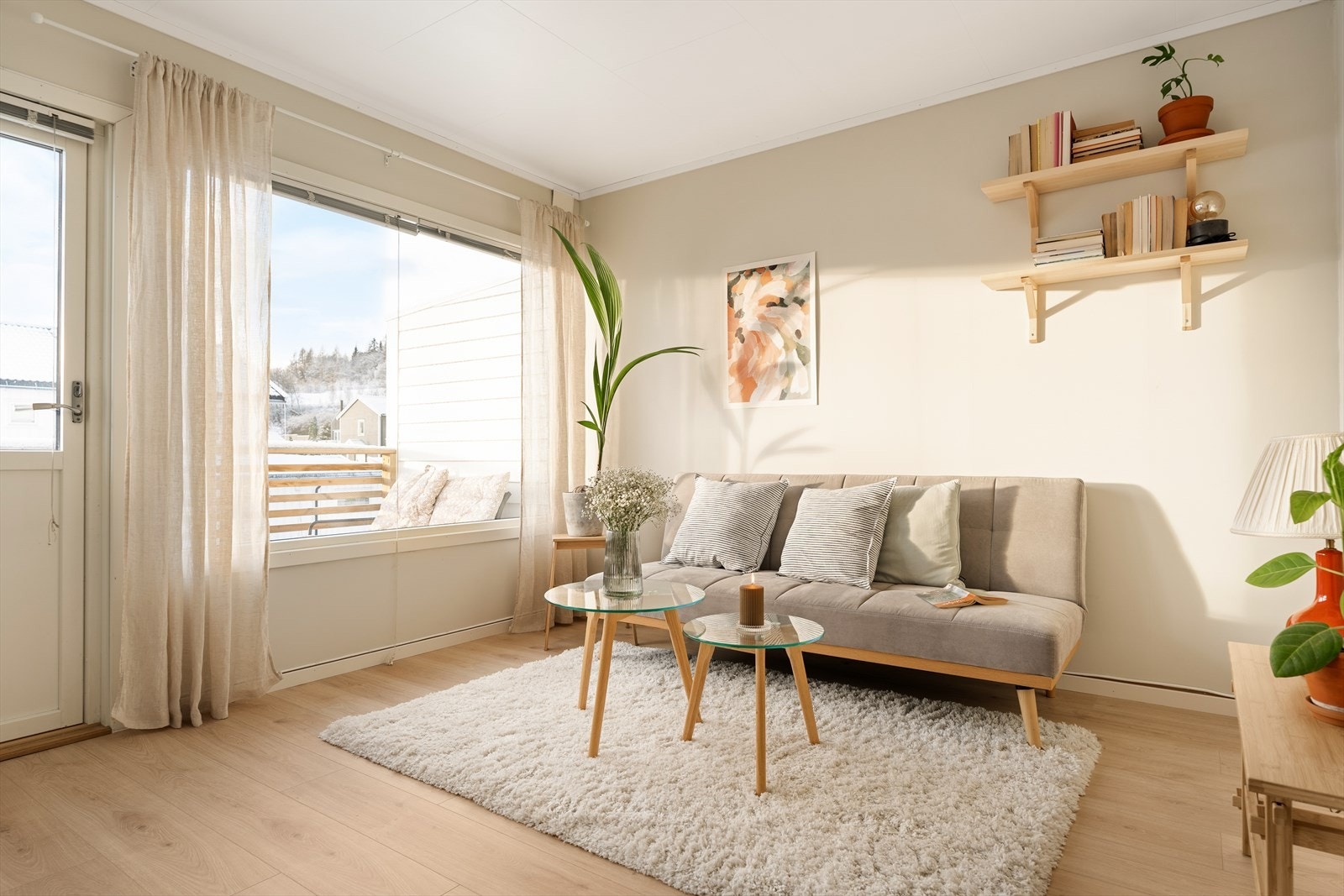 Stuen er ca. på 13,9 kvm og har store vindusflater som slipper inn rikelig med naturlig lys. Galleribilde