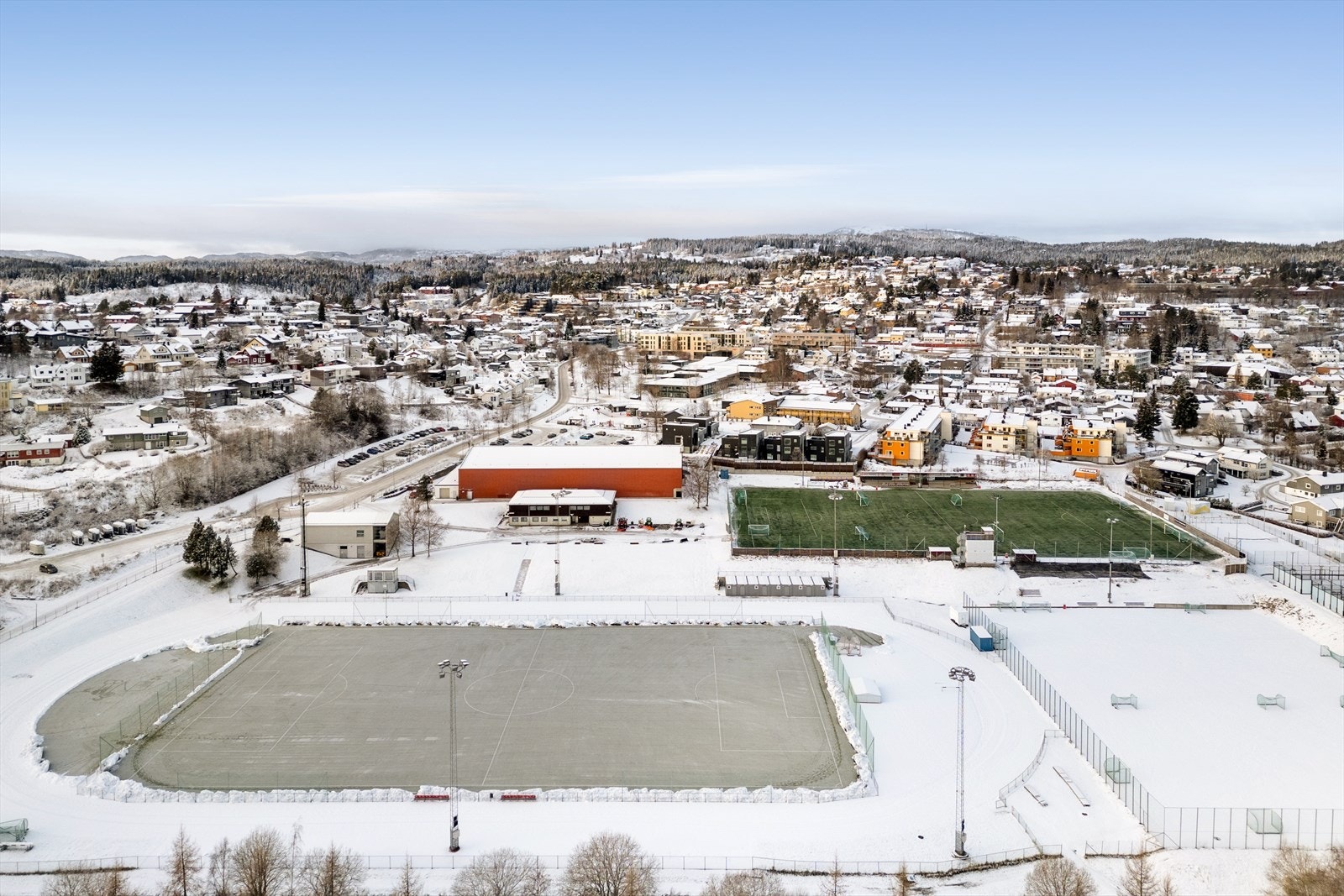 Noen minutters gange unna boligen finner du Dalgård friidrettsbane, kunstgress og ishall. Galleribilde