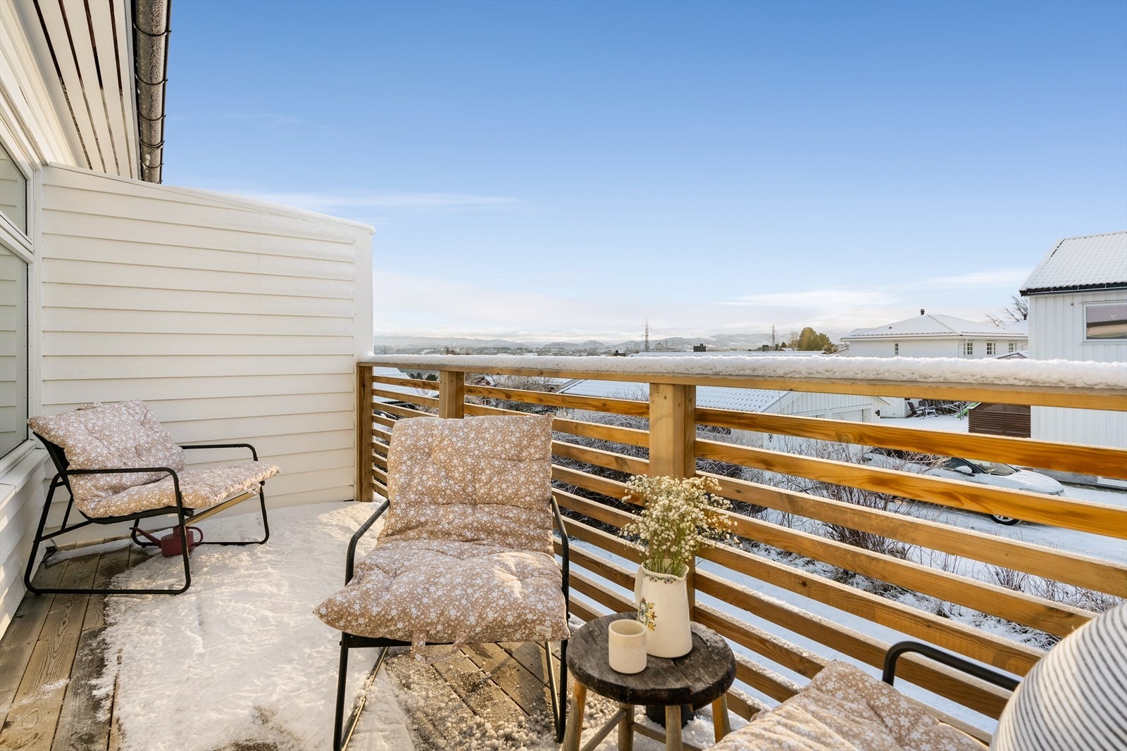 Leiligheten har en flott sørvendt veranda og har gode solforhold på dag- og ettermiddag. Galleribilde