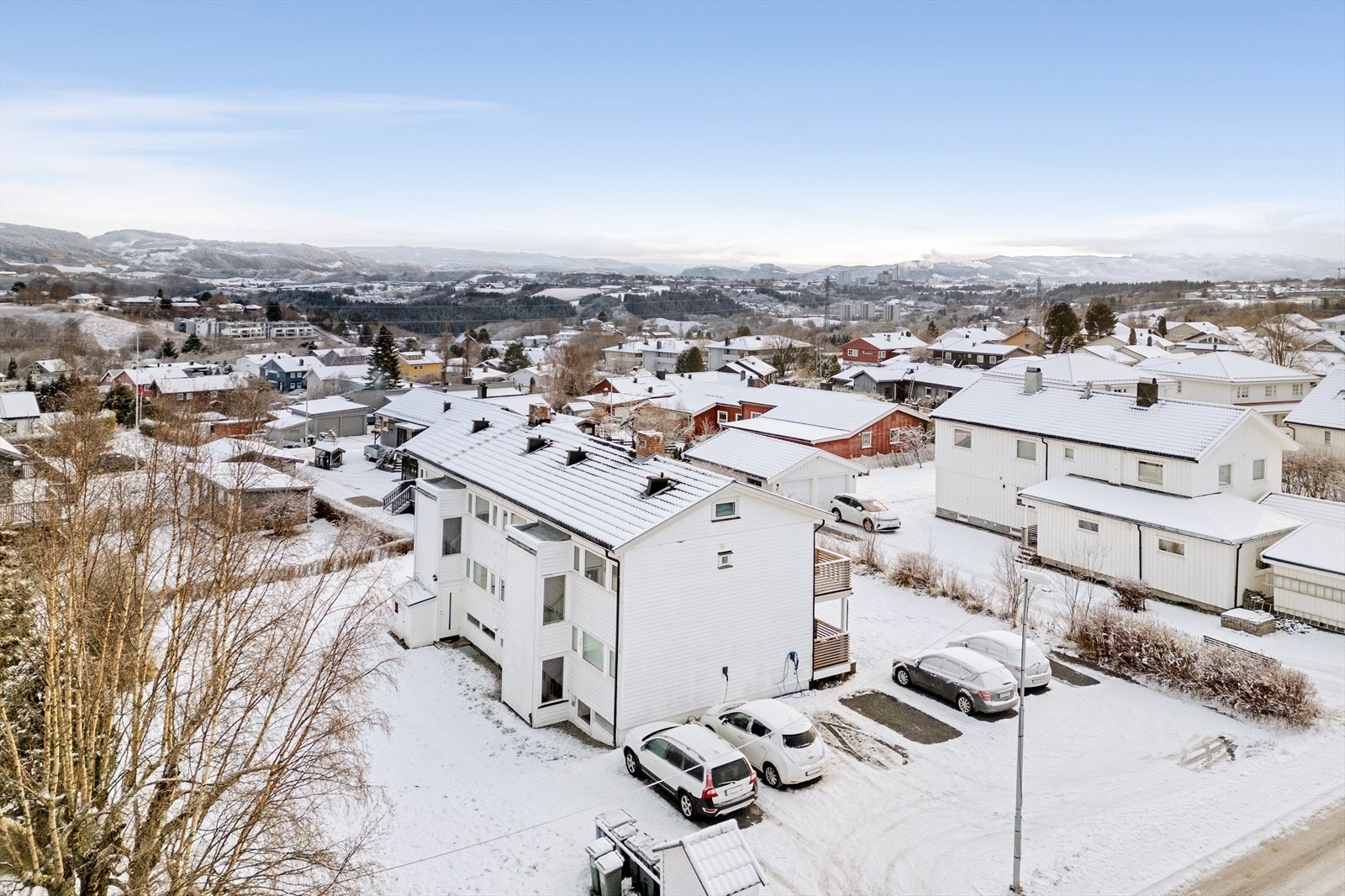 Parkering på tildelt parkeringsplass medfølger handelen. Galleribilde