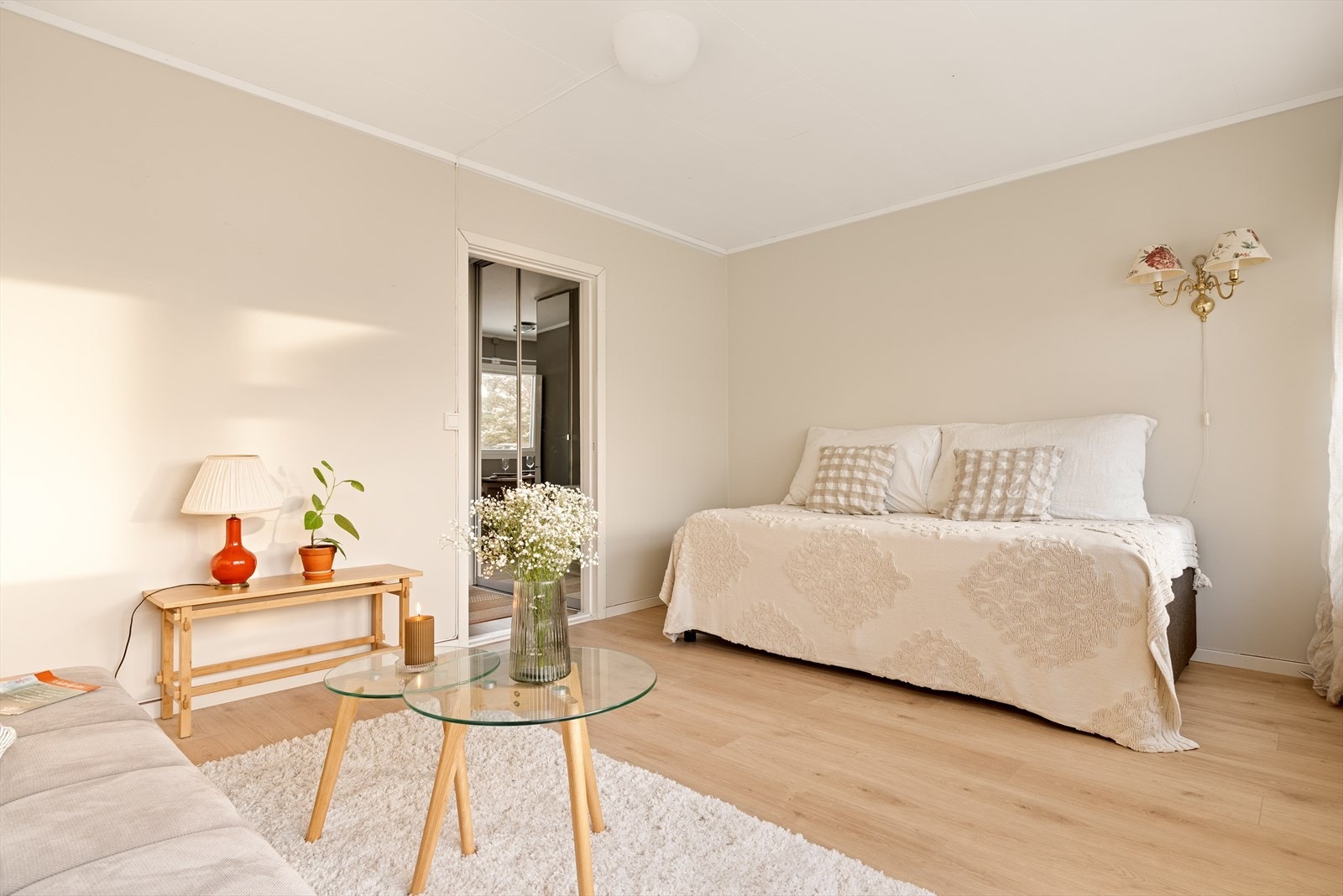 Lyse fargevalg og store vindusflater gir en god romfølelse. Galleribilde