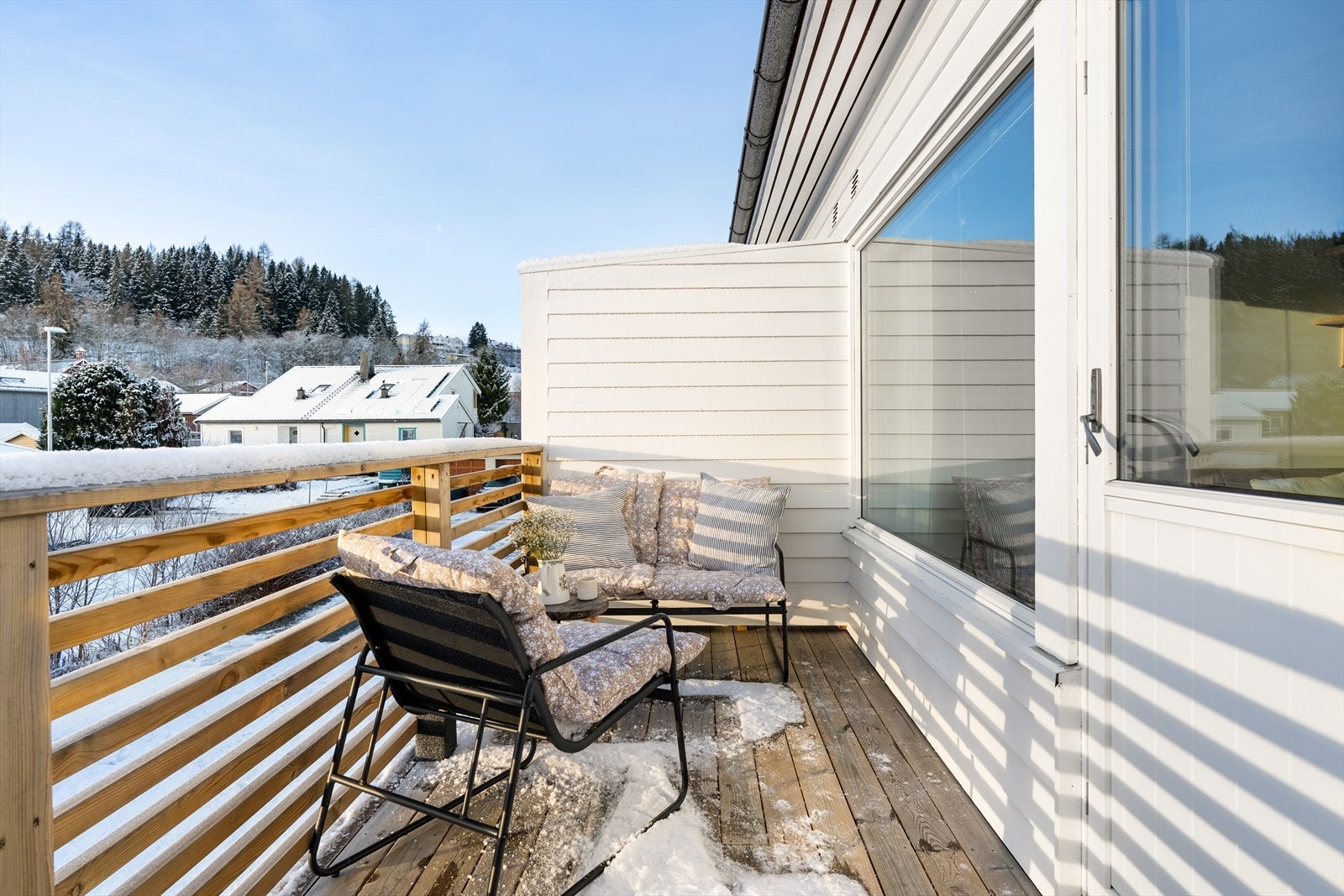 Fra stuen har man utgang til egen veranda på ca.7,5 kvm. Galleribilde