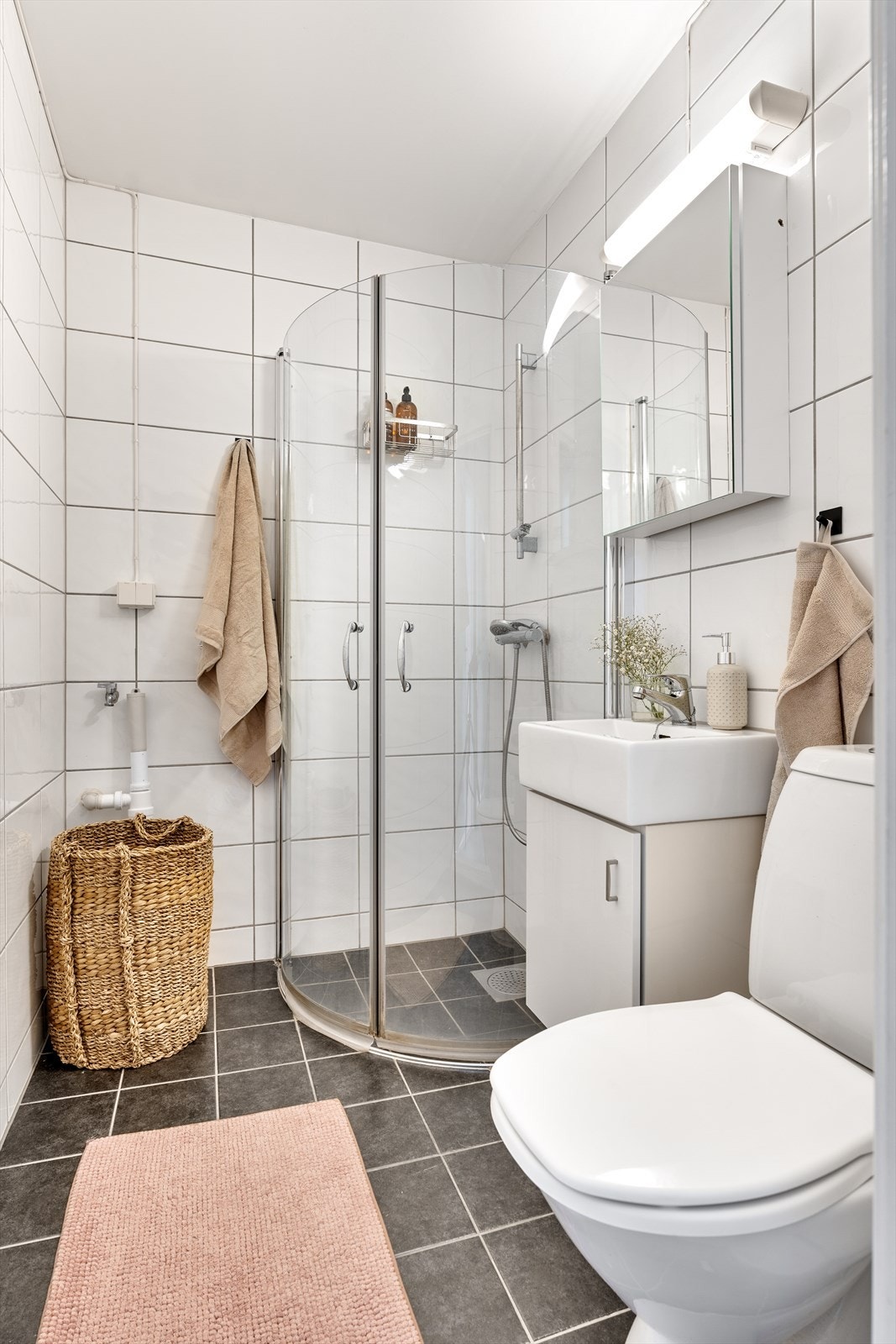 Flislagt bad med varmekabler og TG1 fra tilstandsrapport. Galleribilde