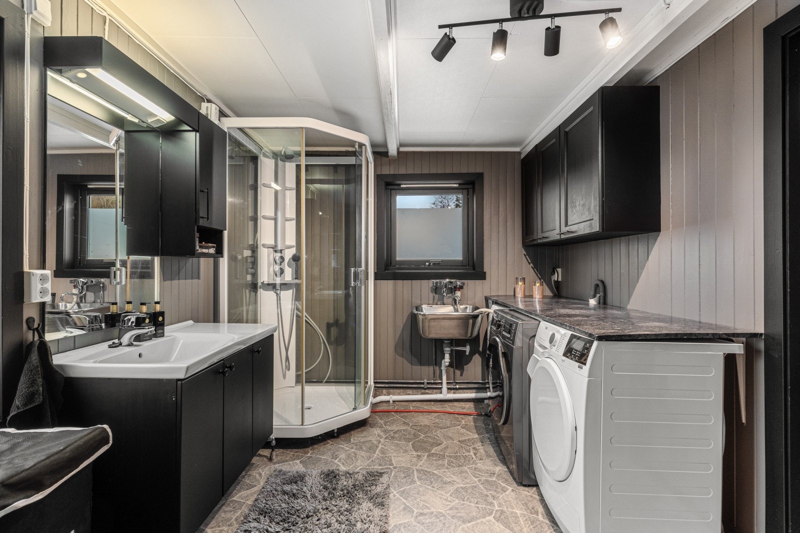 Baderommet har god plass til både vaskemaskin og tørketrommel Galleribilde