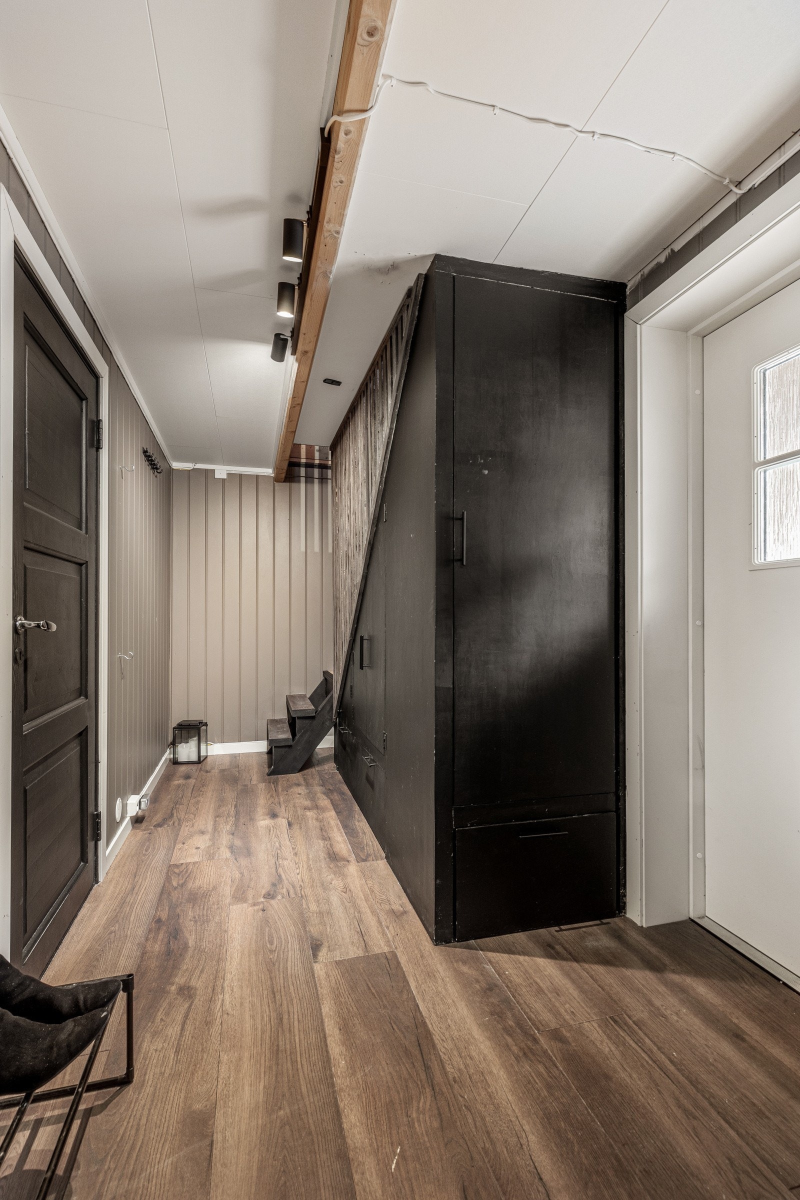 Innbydende entré hvor du enkelt kan henge fra deg yttertøyet Galleribilde