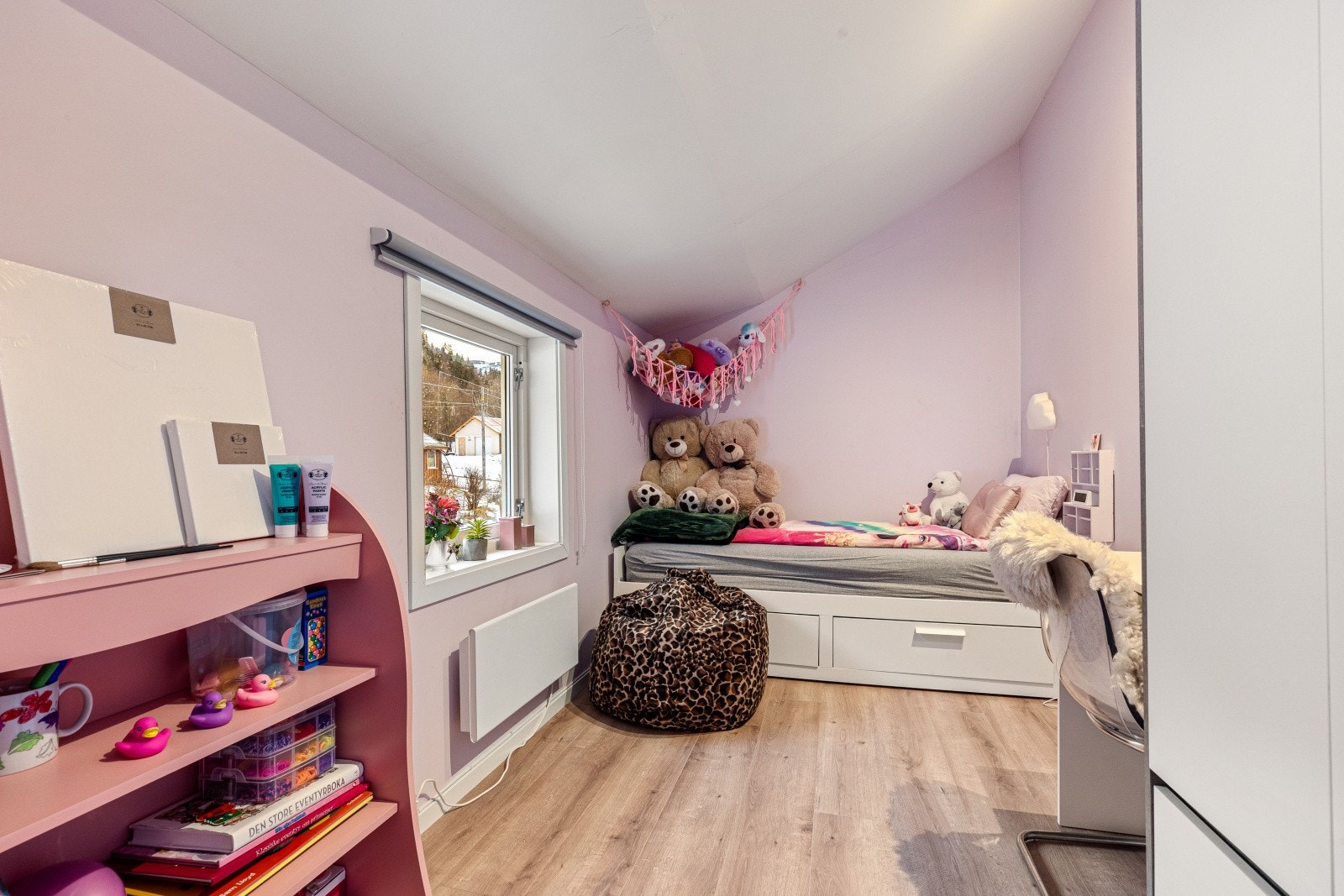 Boligens tredje soverom har plass for seng, nattbord, garderobeløsning og skrivebord Galleribilde