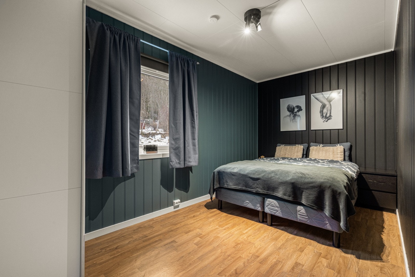 Hovedsoverommet er av god størrelse med god plass til dobbeltseng, nattbord og garderobeløsning Galleribilde