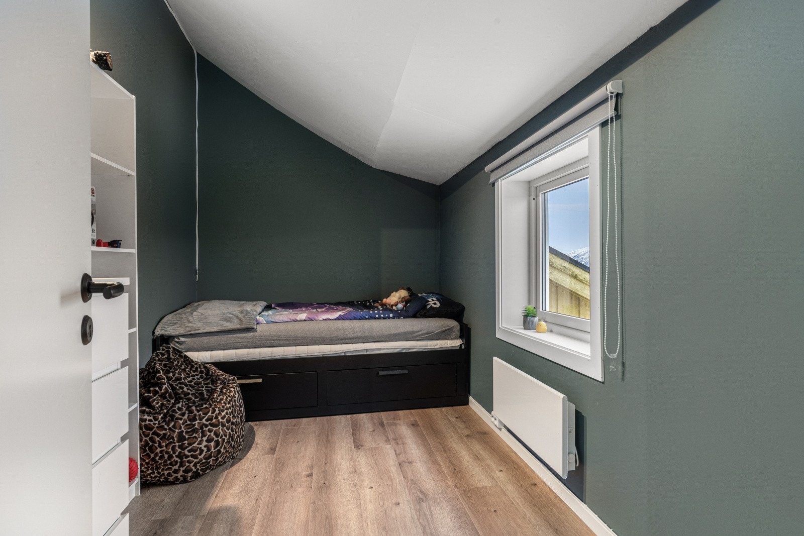 Soverom med god plass til seng, nattbord og garderobeløsning Galleribilde