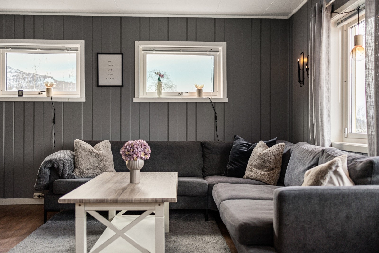 De store vindusflatene gir godt med naturlig lys inn i boligen Galleribilde