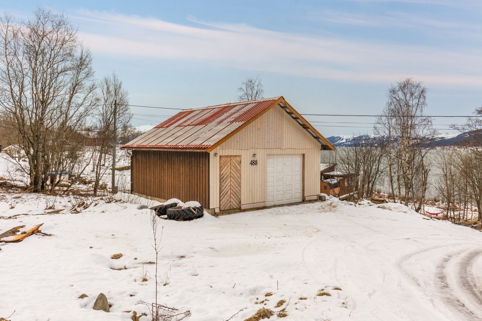 Parkering i garasje samt gode oppbevaringsmuligheter Galleribilde