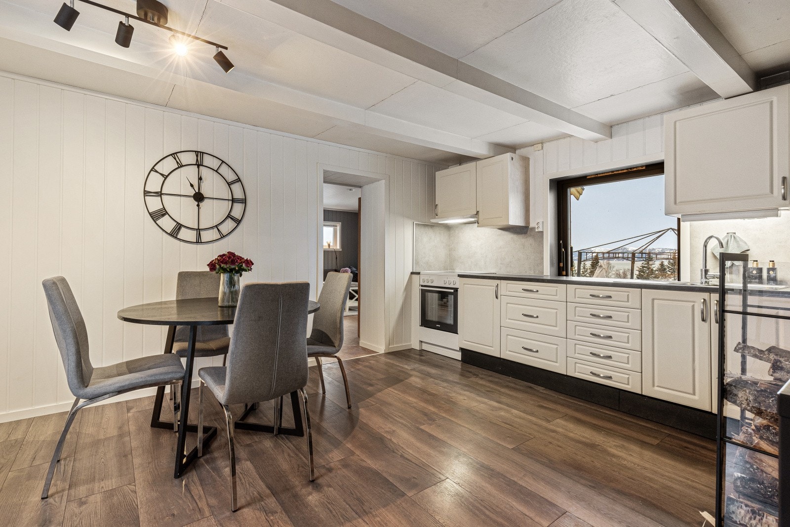 Kjøkkeninnredning med profilerte fronter og benkeplate av laminat Galleribilde