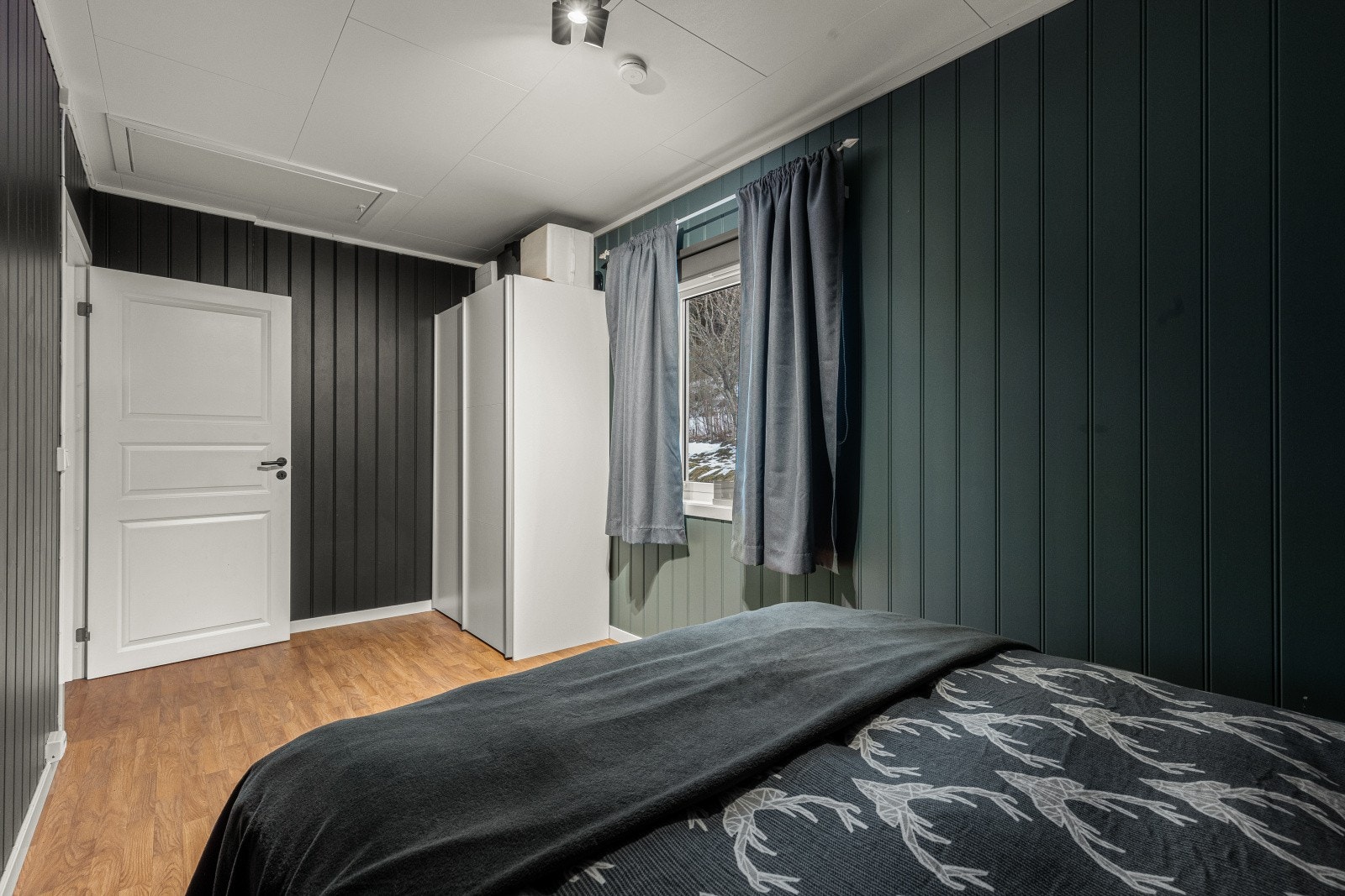 Rommet er malt i en mørkere farge som gjør det mørkt og svalt når man skal sove Galleribilde