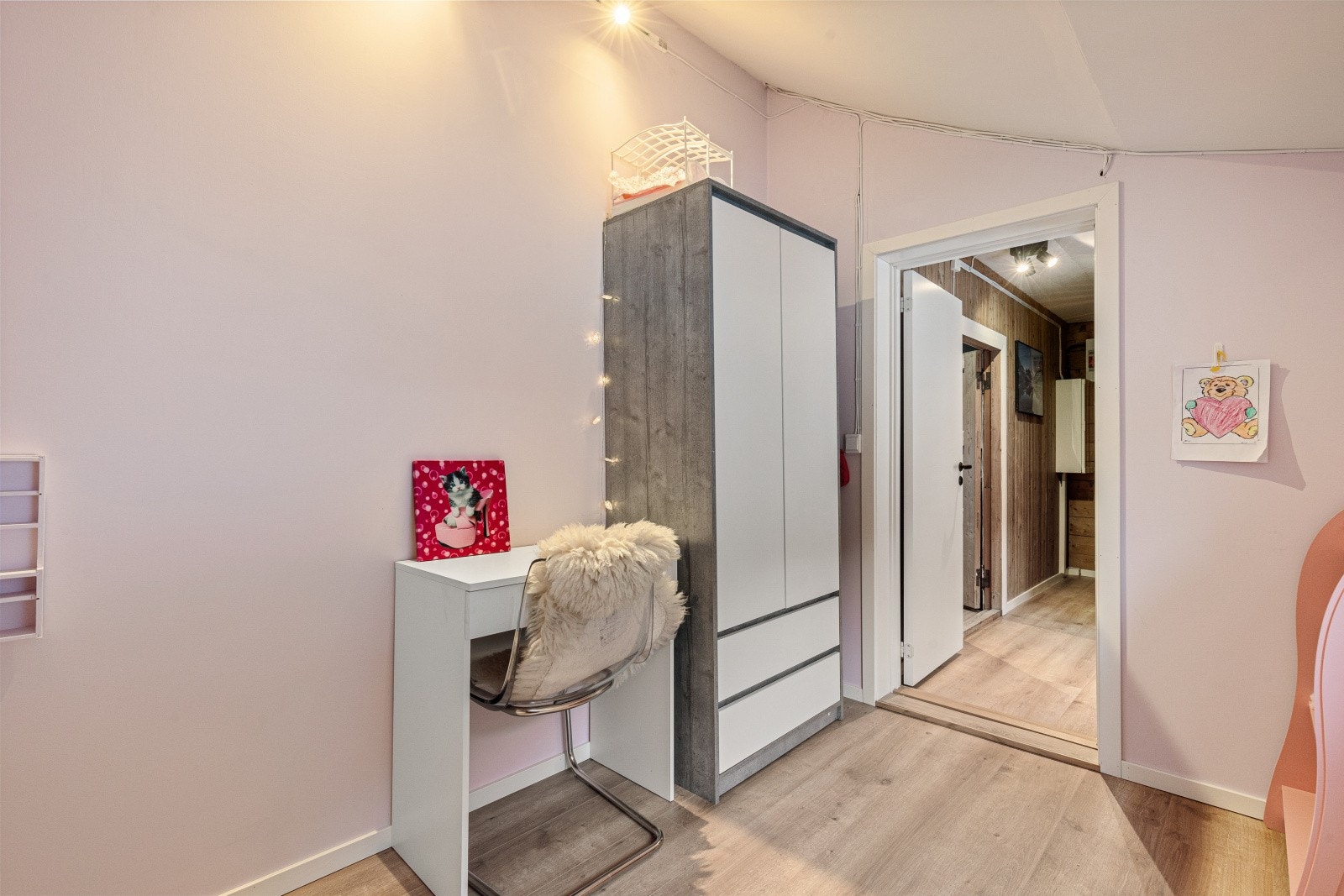 Alle boligens soverom har en lun og harmonisk fargepalett for en god natts søvn Galleribilde