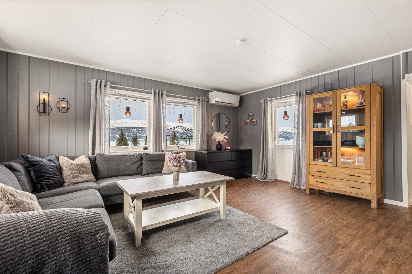 Stuen rommer god plass til sofagruppe med tilhørende møblement | Fra stuen har du direkte utgang til fantastiske uteområder Galleribilde