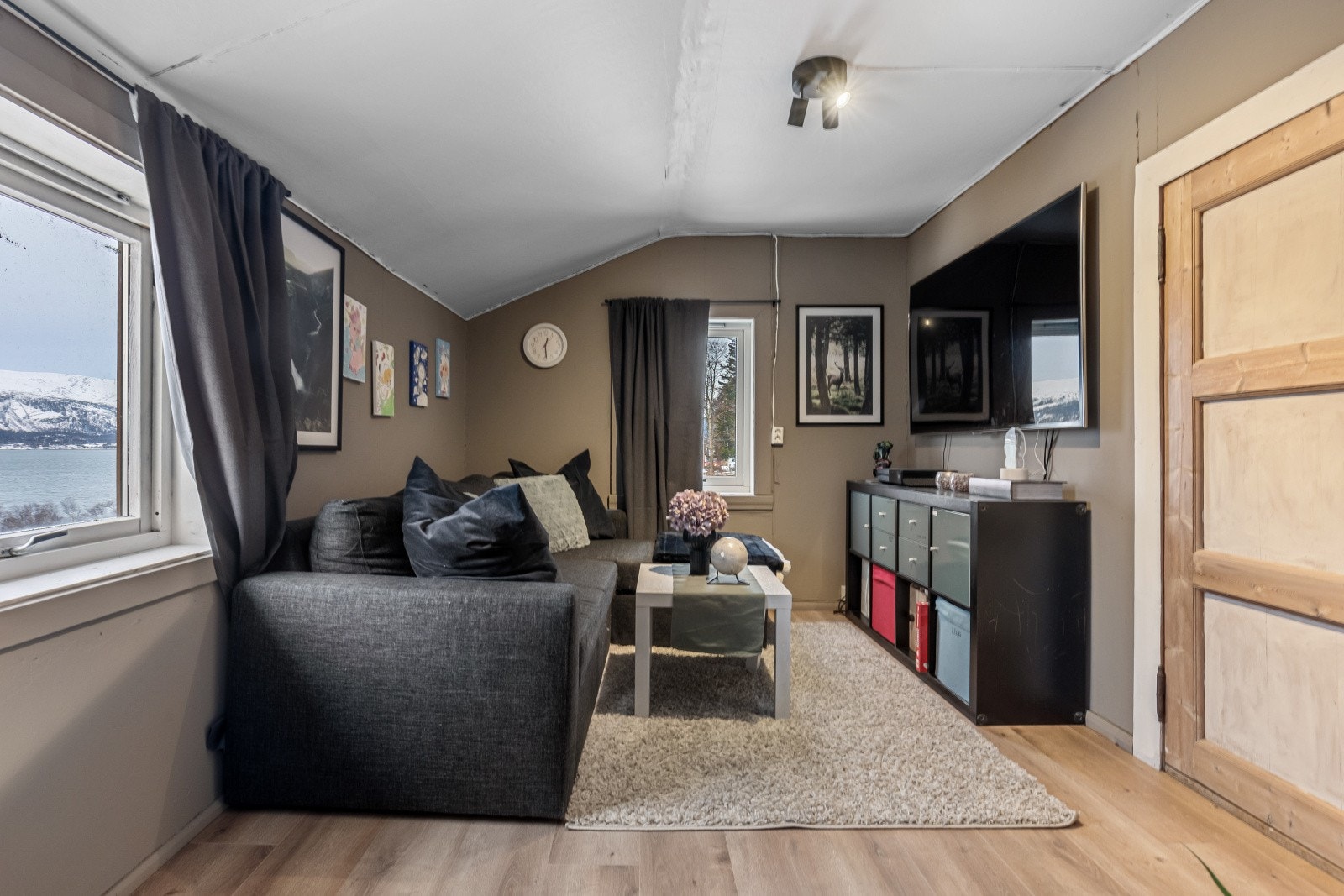 Godt med naturlig lys inn fra store vindusflater Galleribilde