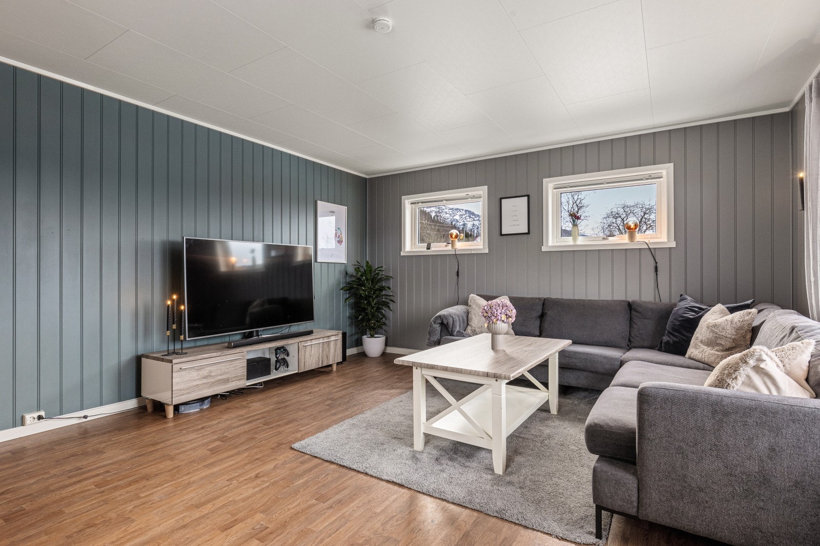 Dette er en eiendom utenom det vanlige med vidstrakt utsikt over fjorden og 21 mål tomt Galleribilde