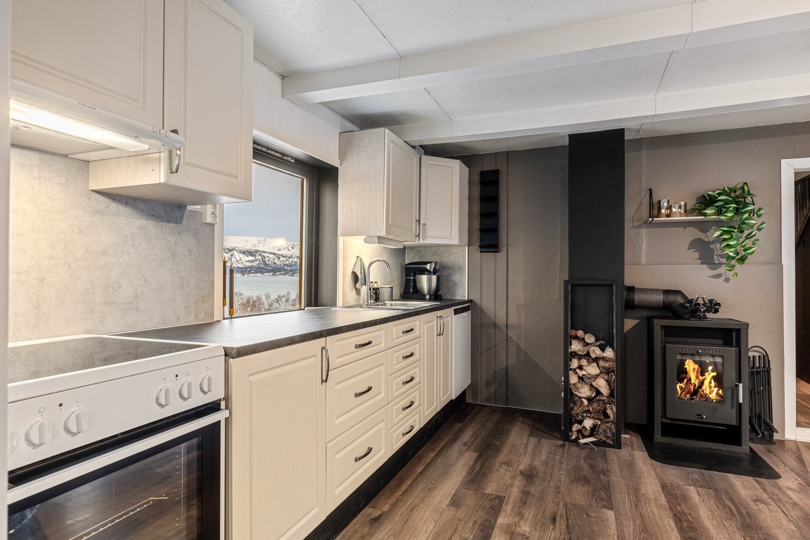 Kjøkkenet er av god størrelse og har rikelig med skap- og benkeplass Galleribilde