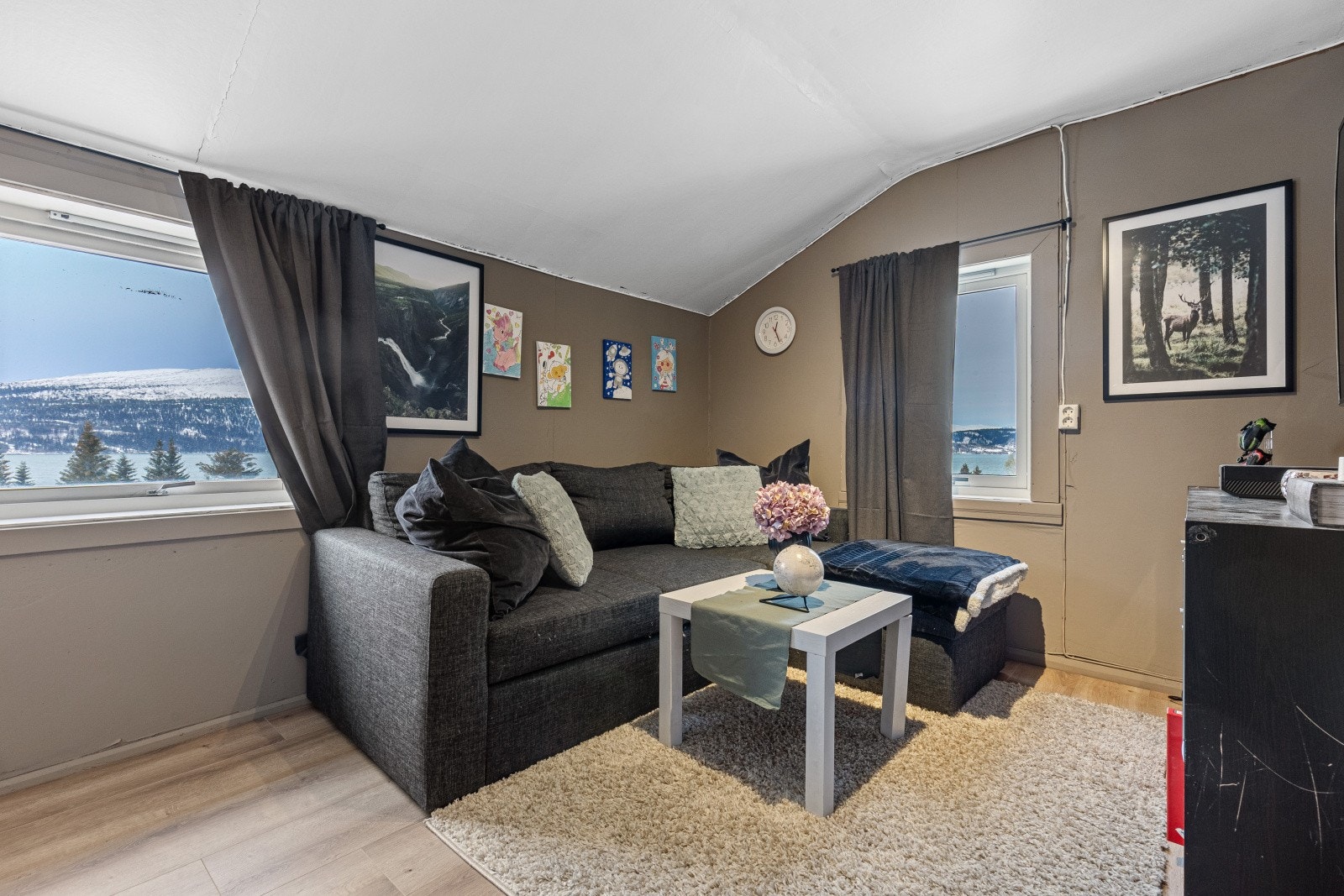 Praktisk tv-stue som er ypperlig for den større familien | Her kan man trekke seg tilbake å nyte en film uten forstyrrelser fra resten av familien Galleribilde