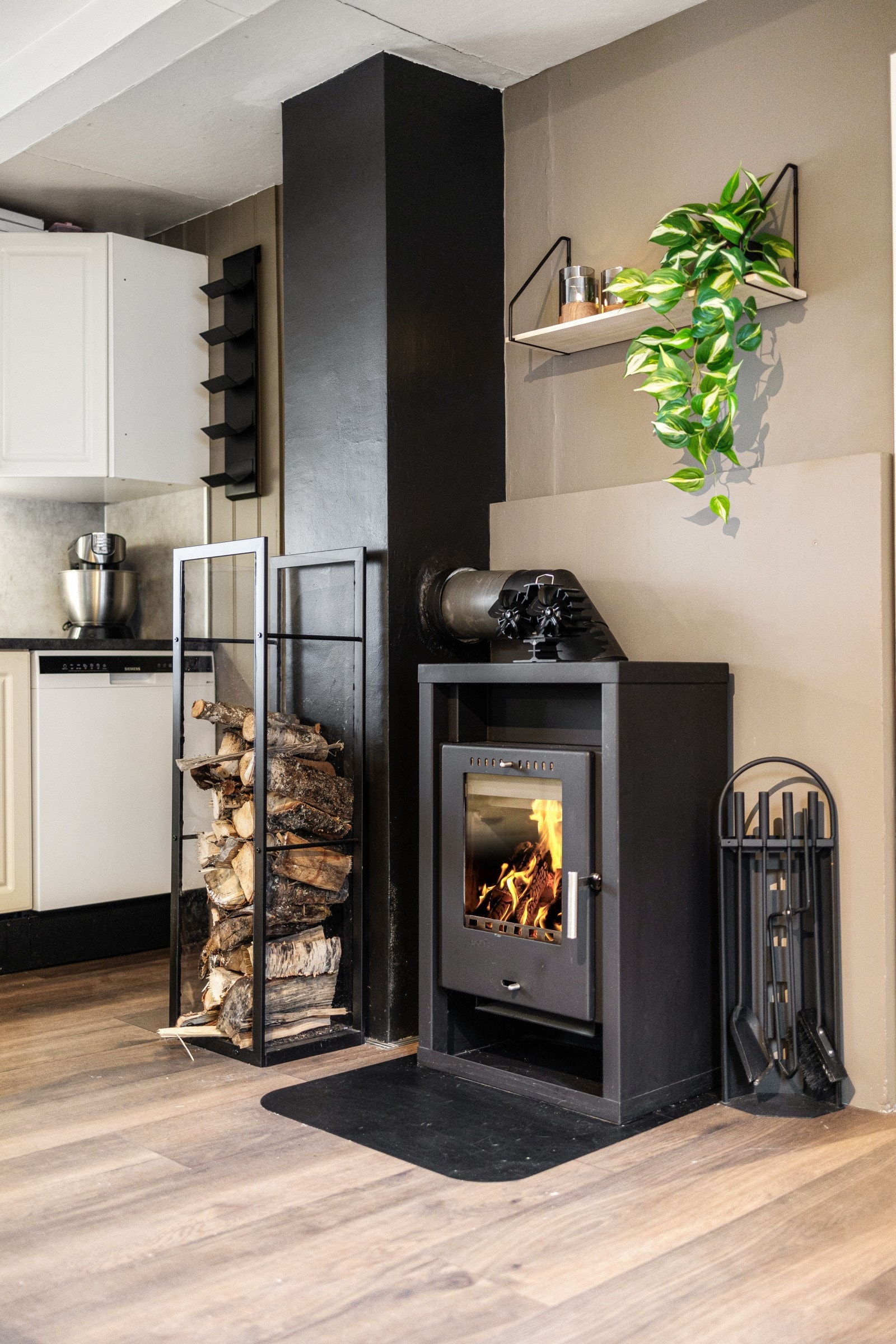 Vedovn som varmer godt og lenge på kalde vinterdager Galleribilde