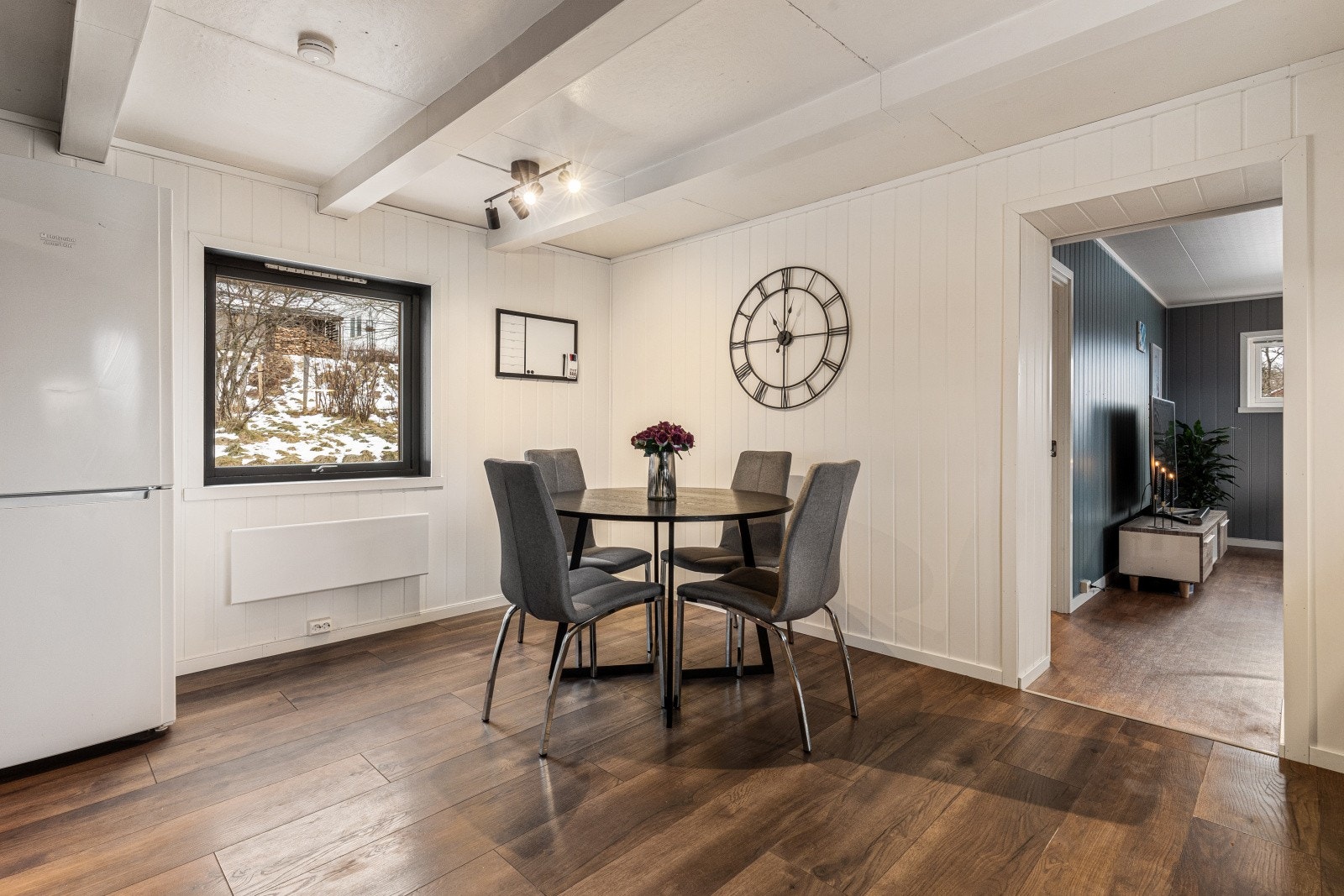 Spiseplassen får sin naturlige plass på kjøkkenet, dette gir rom for flere sosiale soner selv ved matlaging Galleribilde