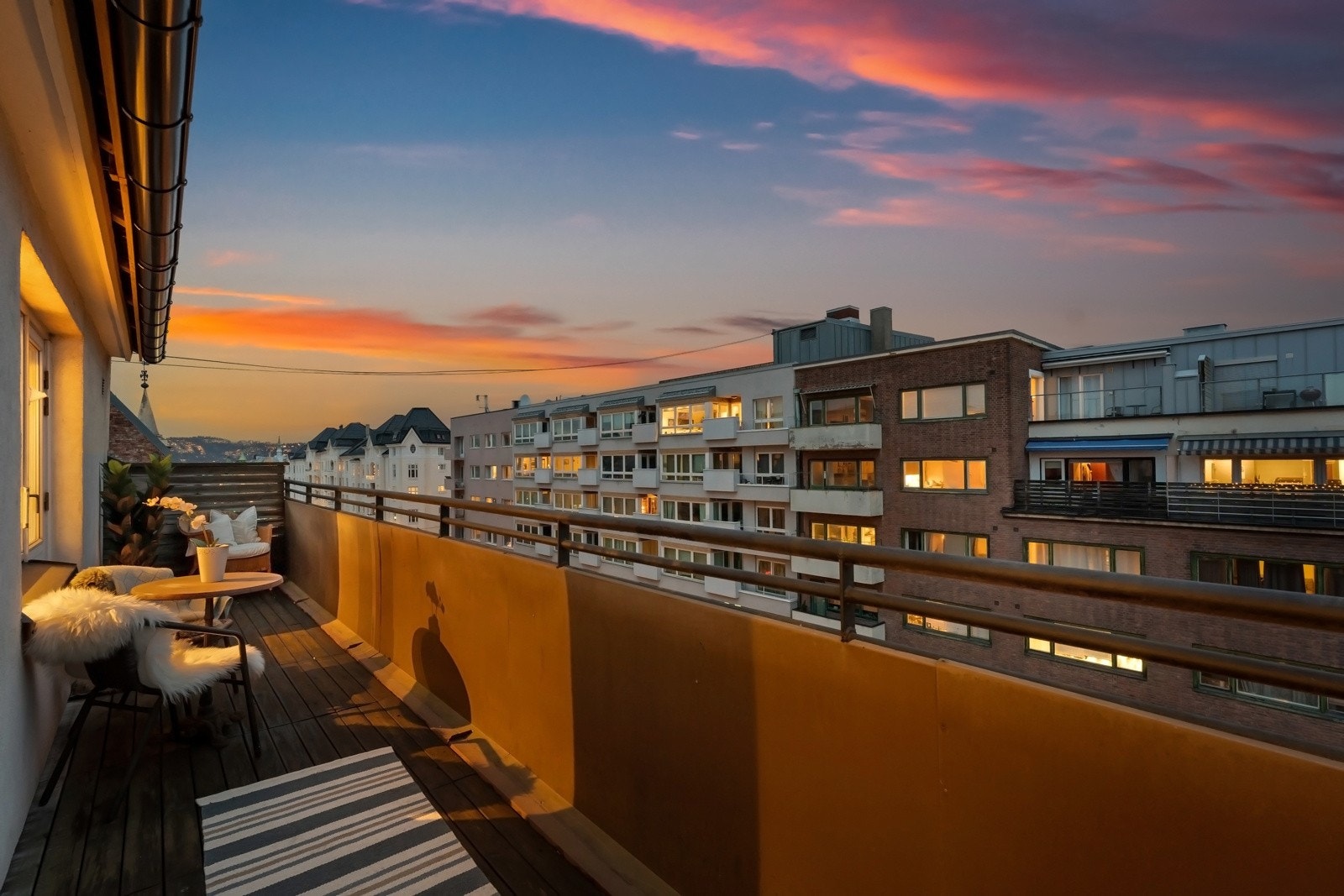 Stue og kjøkken har utgang til takterrassen - en fin romforlengelse i sommerhalvåret. Galleribilde