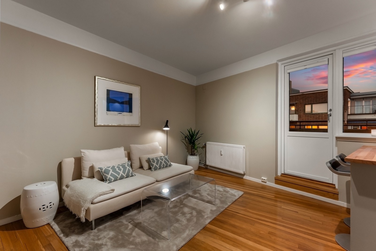 Eikegulvet fra byggeår kombineres med vegger malt i en lys og delikat gråtone. Galleribilde