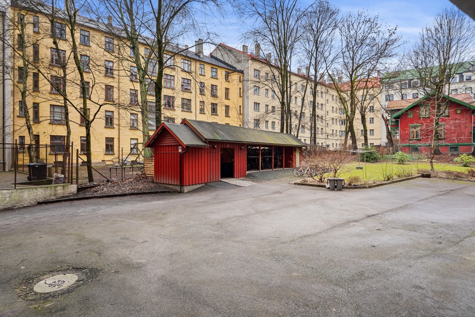 Sameiet har et felles gårdsrom, opparbeidet med grøntarealer, trær og gangveier. Galleribilde