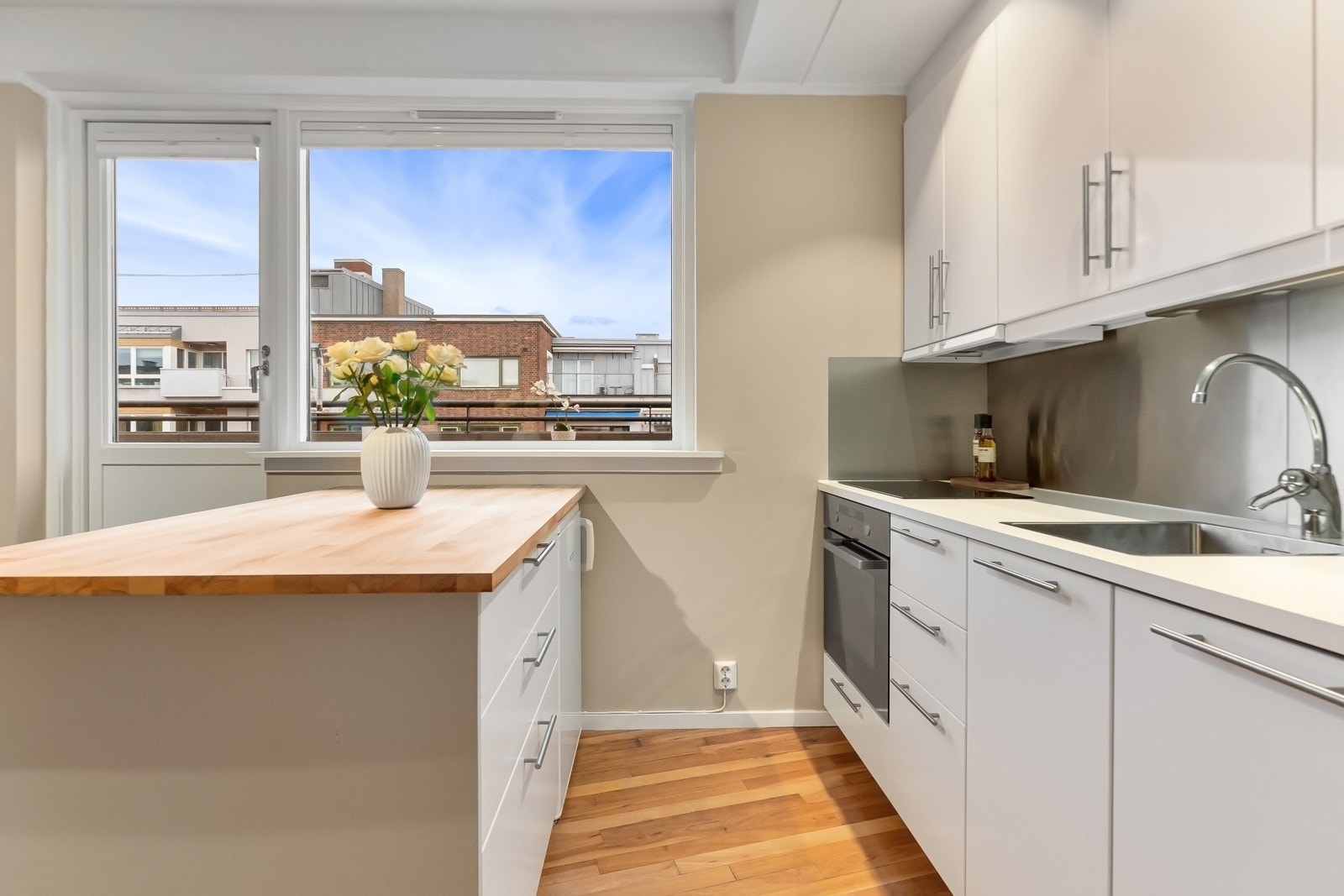 Kjøkkenet er praktisk, med god oppbevaring og en smart barløsning for hyggelige måltider. Galleribilde