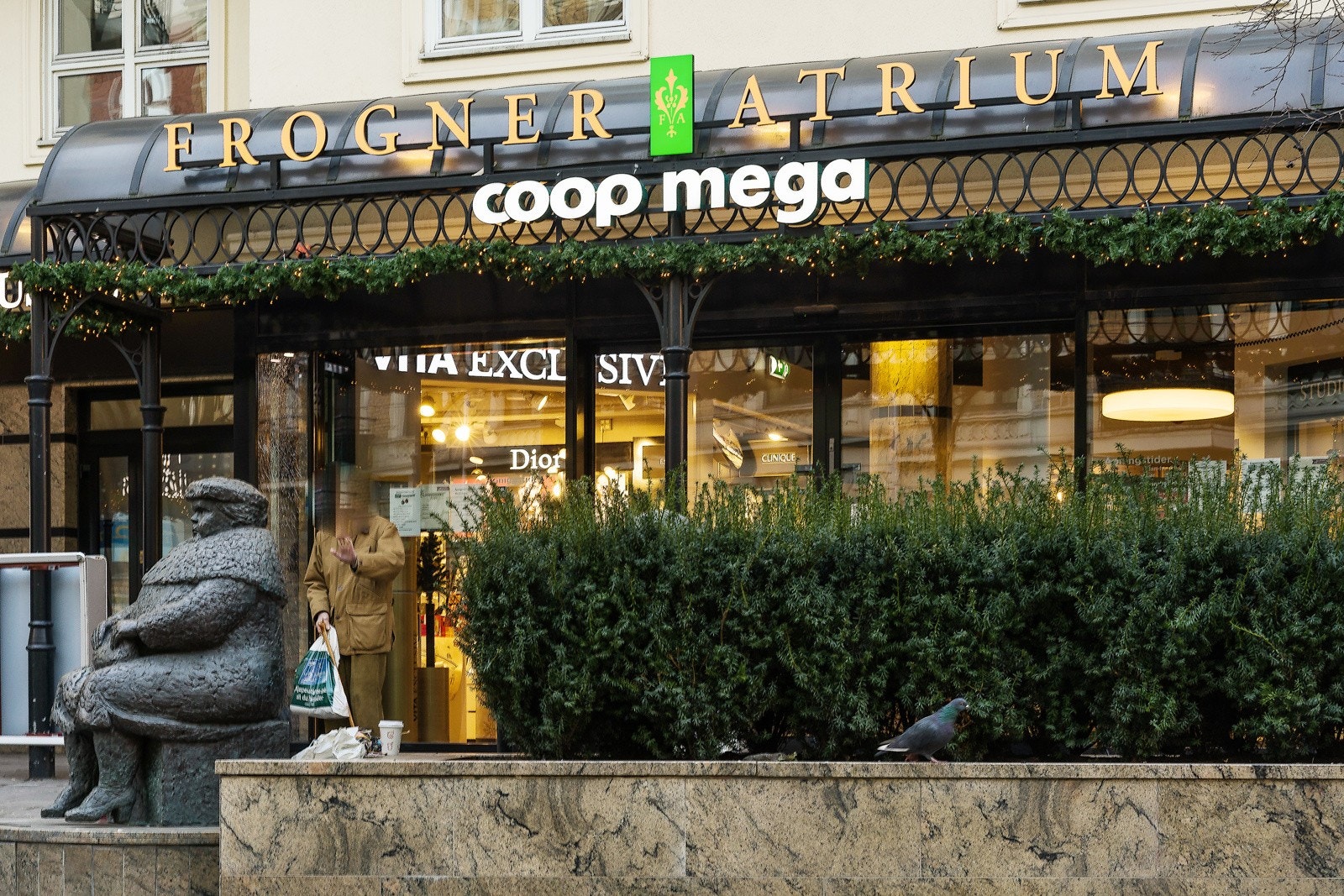 Flere butikker og delikatesseforretninger i nabolaget - alt en kort spasertur unna. Galleribilde