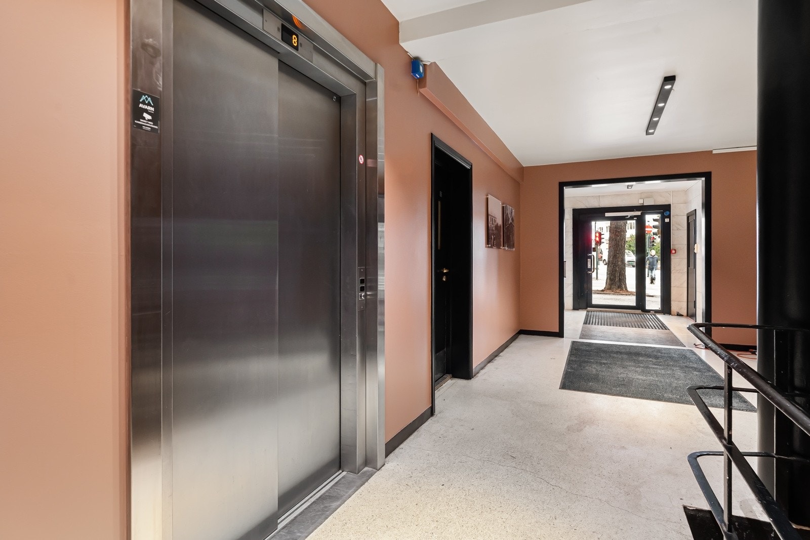 Leiligheten ligger i 9. etasje og har enkel adkomst via en felles oppgang med heis. Galleribilde