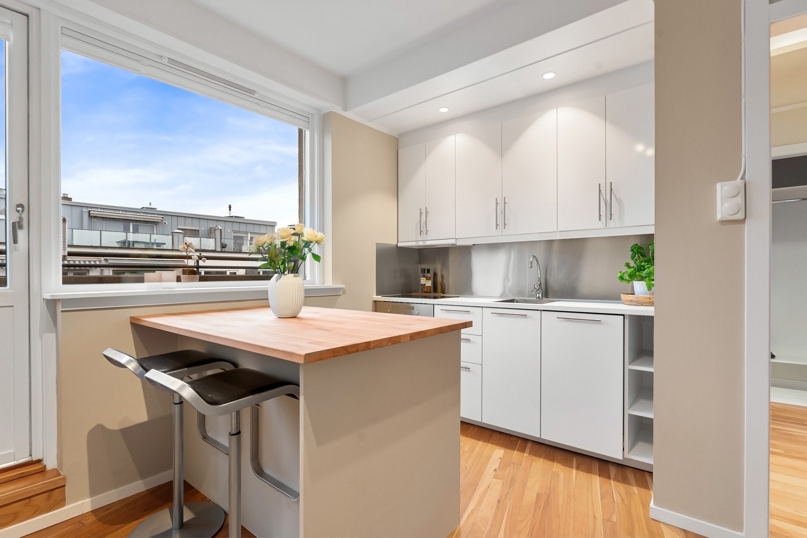 Sammen med kjøkkenet utgjør stuen et åpent og innbydende allrom, der ekstra takhøyde bidrar til en herlig og luftig atmosfære. Galleribilde