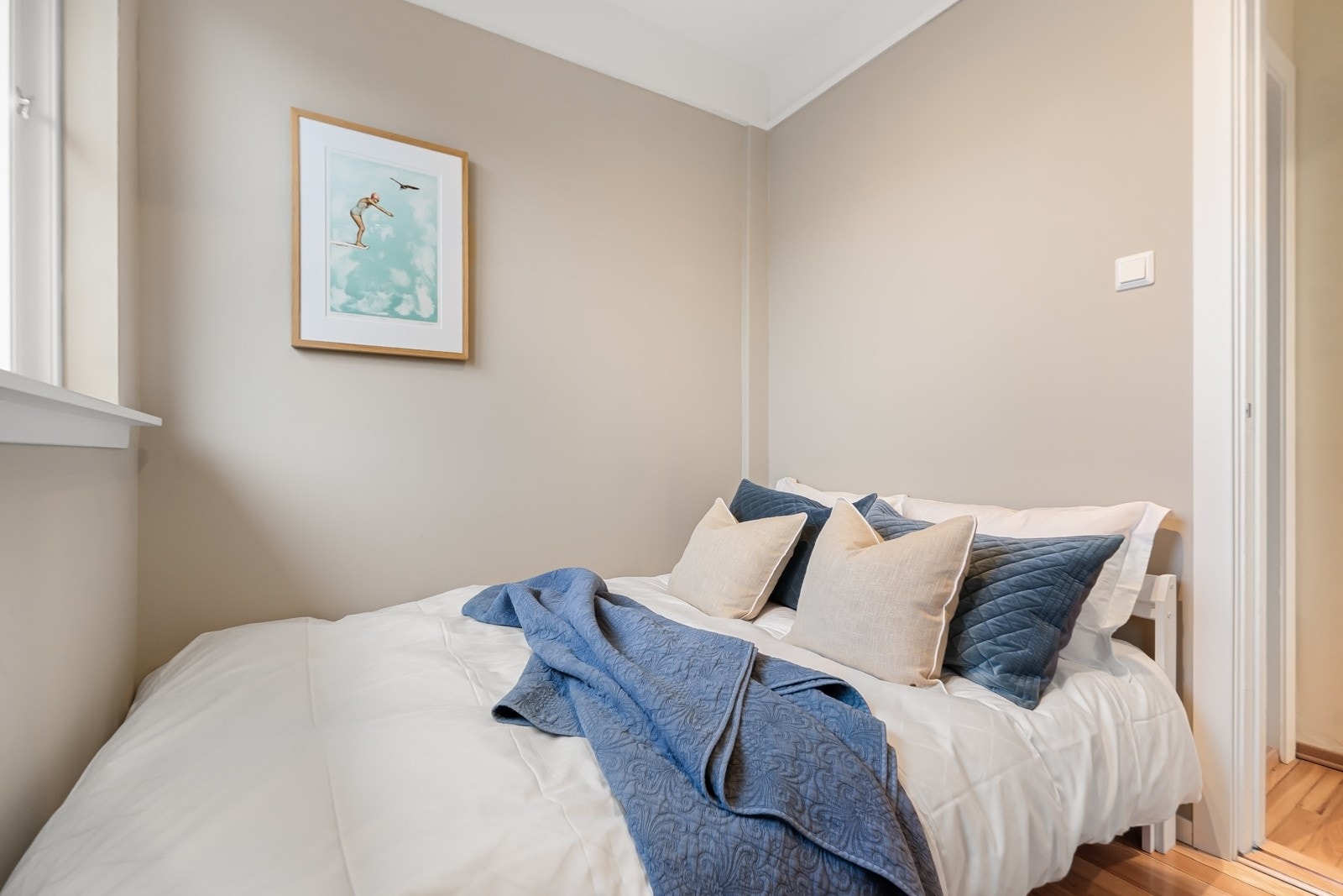 Stilen på soverommet er lik den presentert i stuen; eikegulv, godt lysinnslipp og gråmalte vegger. Galleribilde