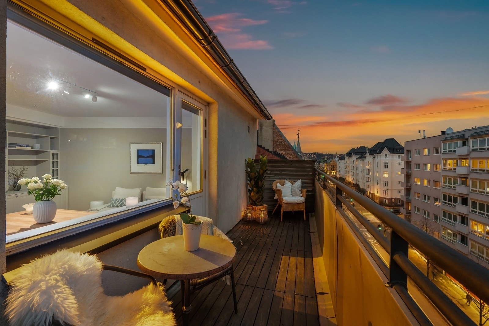 To levegger gir skjerming, og terrassen innbyr til både stille stunder og lange, sosiale kvelder. Galleribilde