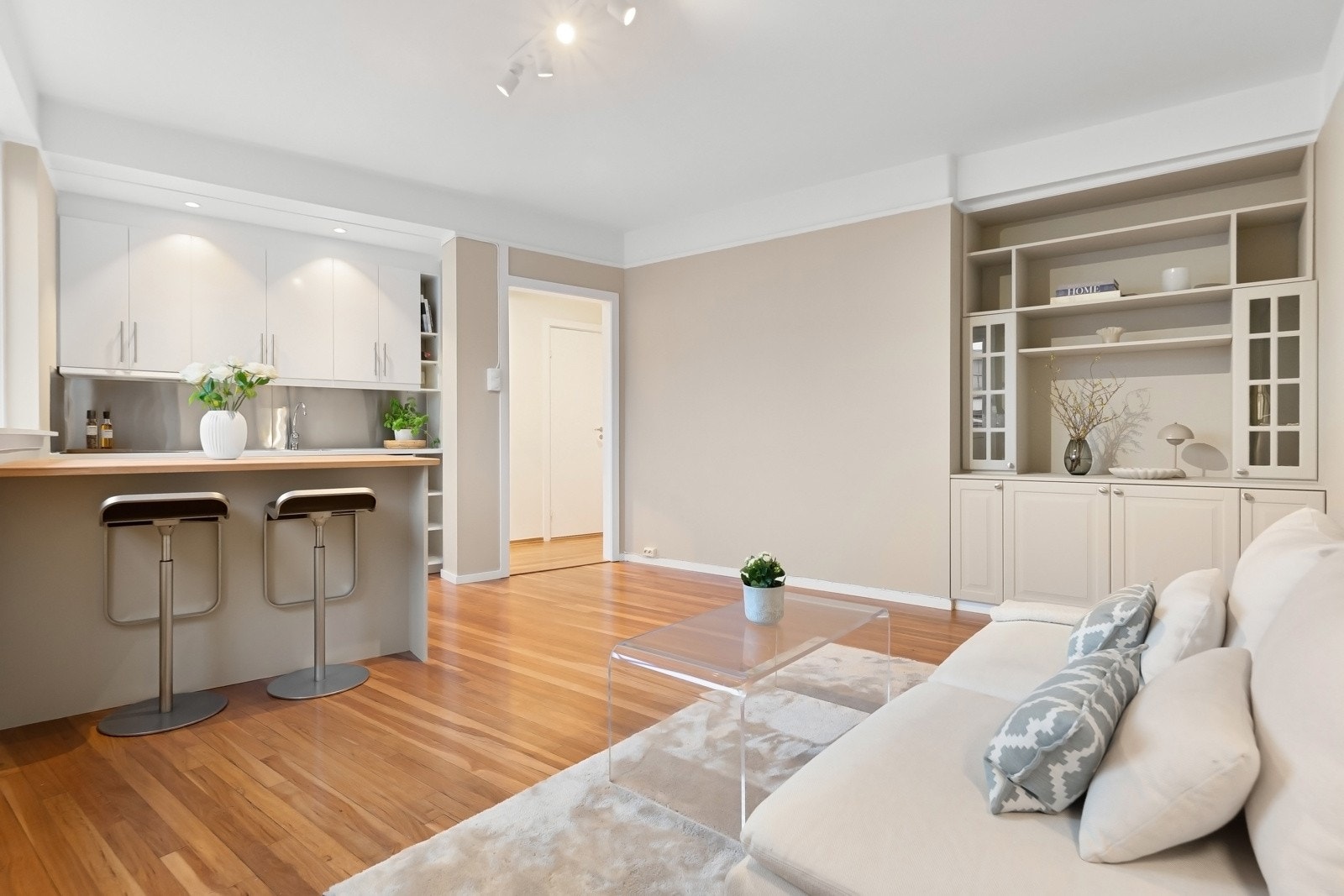 Løsningene i stuen er smarte, og innerst i rommet finner man en plassbygd skapseksjon i egen nisje. Galleribilde